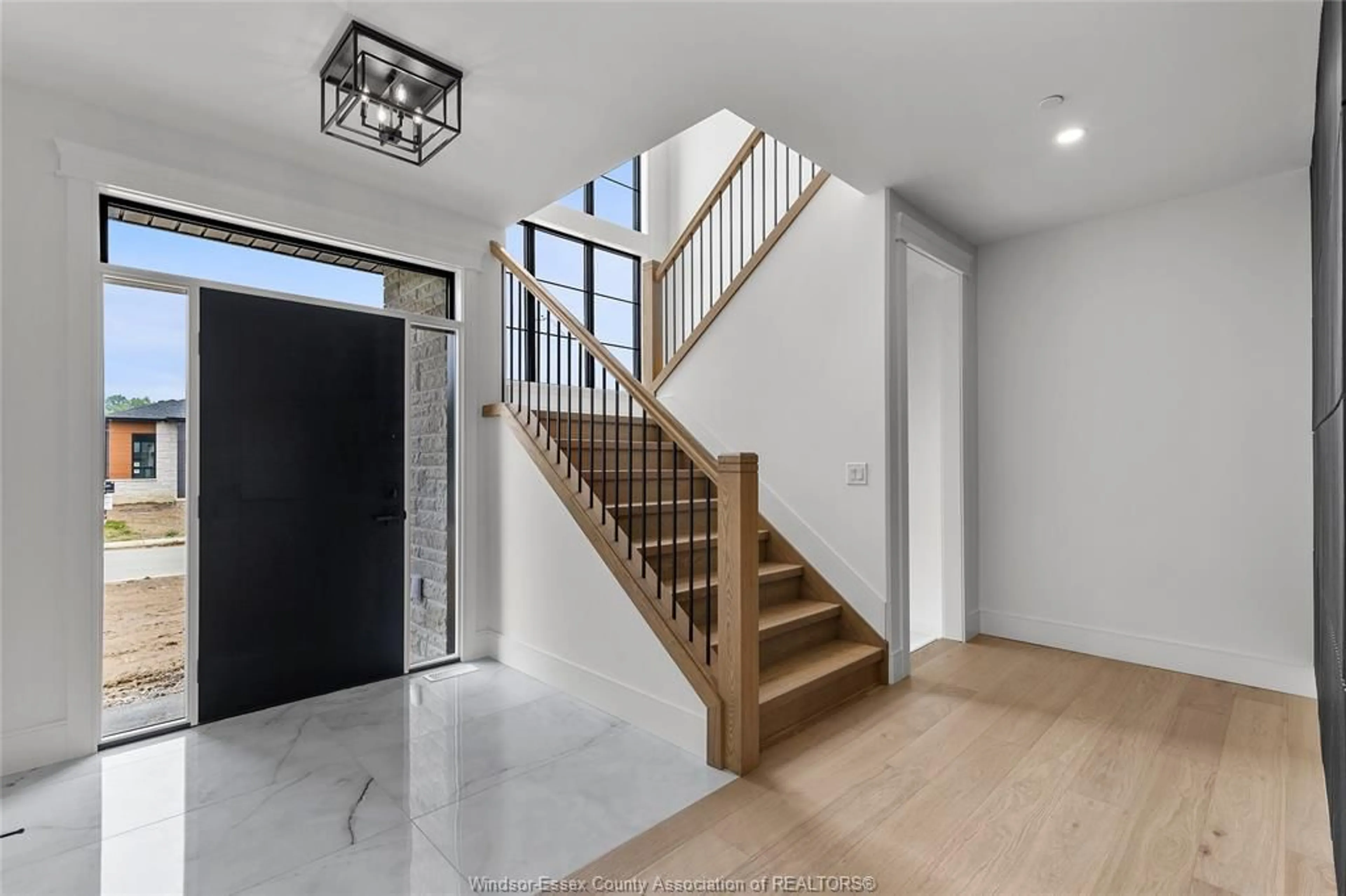 Indoor foyer for 650 SUMMIT St, Lakeshore Ontario N0R 1A7