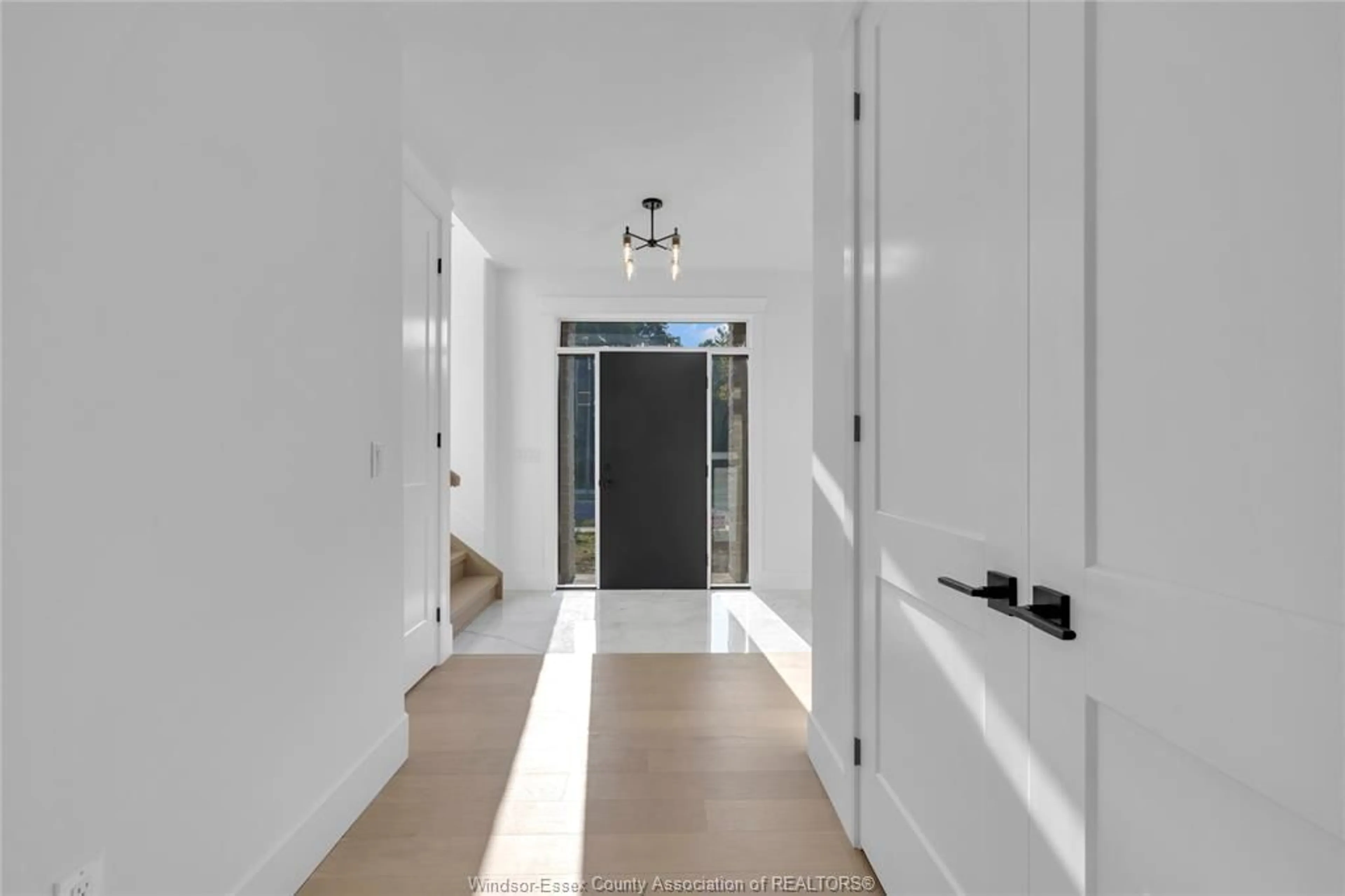 Indoor entryway for 3450 OKE, LaSalle Ontario N9J 0E5