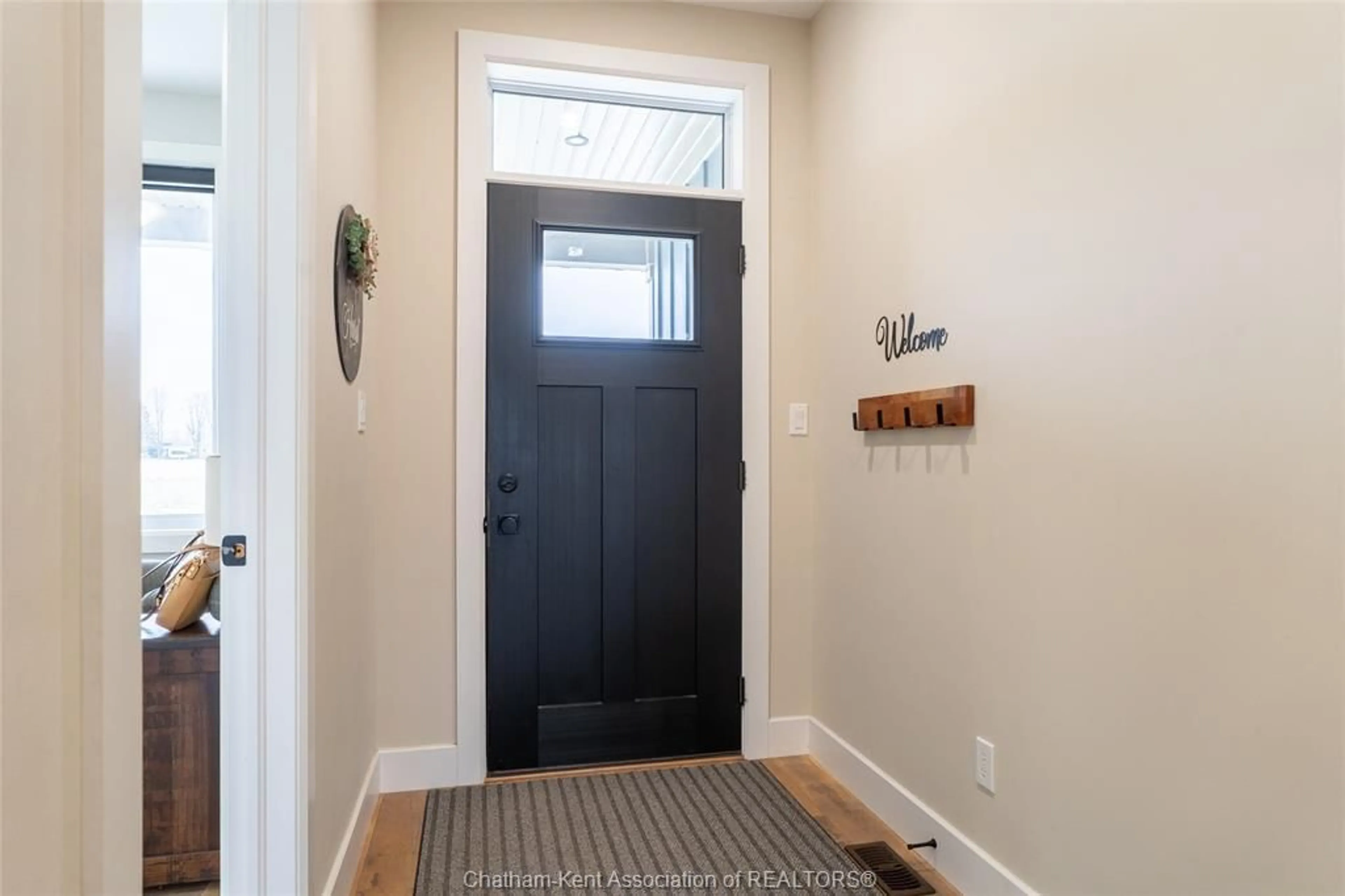 Indoor entryway for 9 HENSON St, Dresden Ontario N0P 1M0