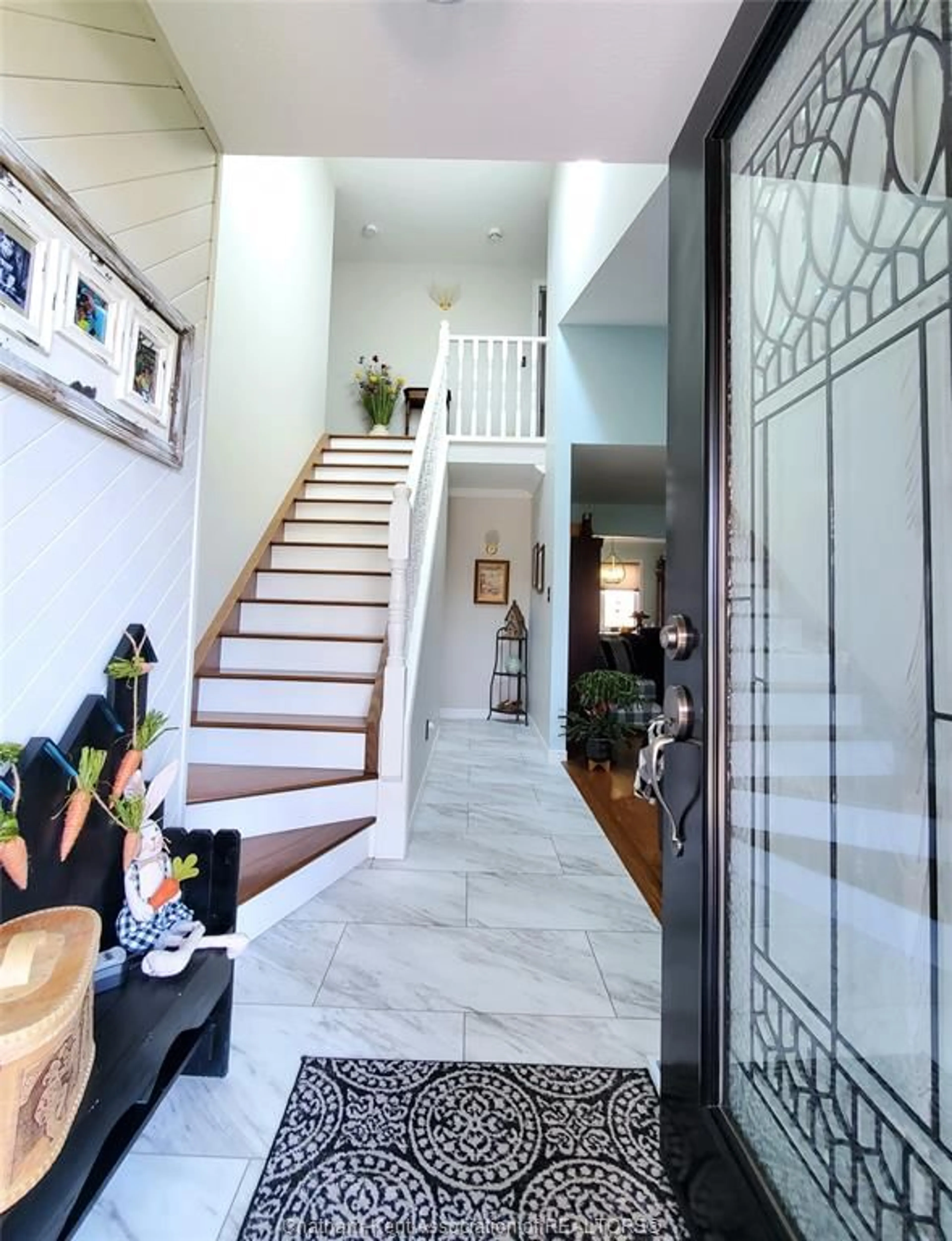 Indoor entryway for 82 Harvest Cres, Chatham Ontario N7L 5C4