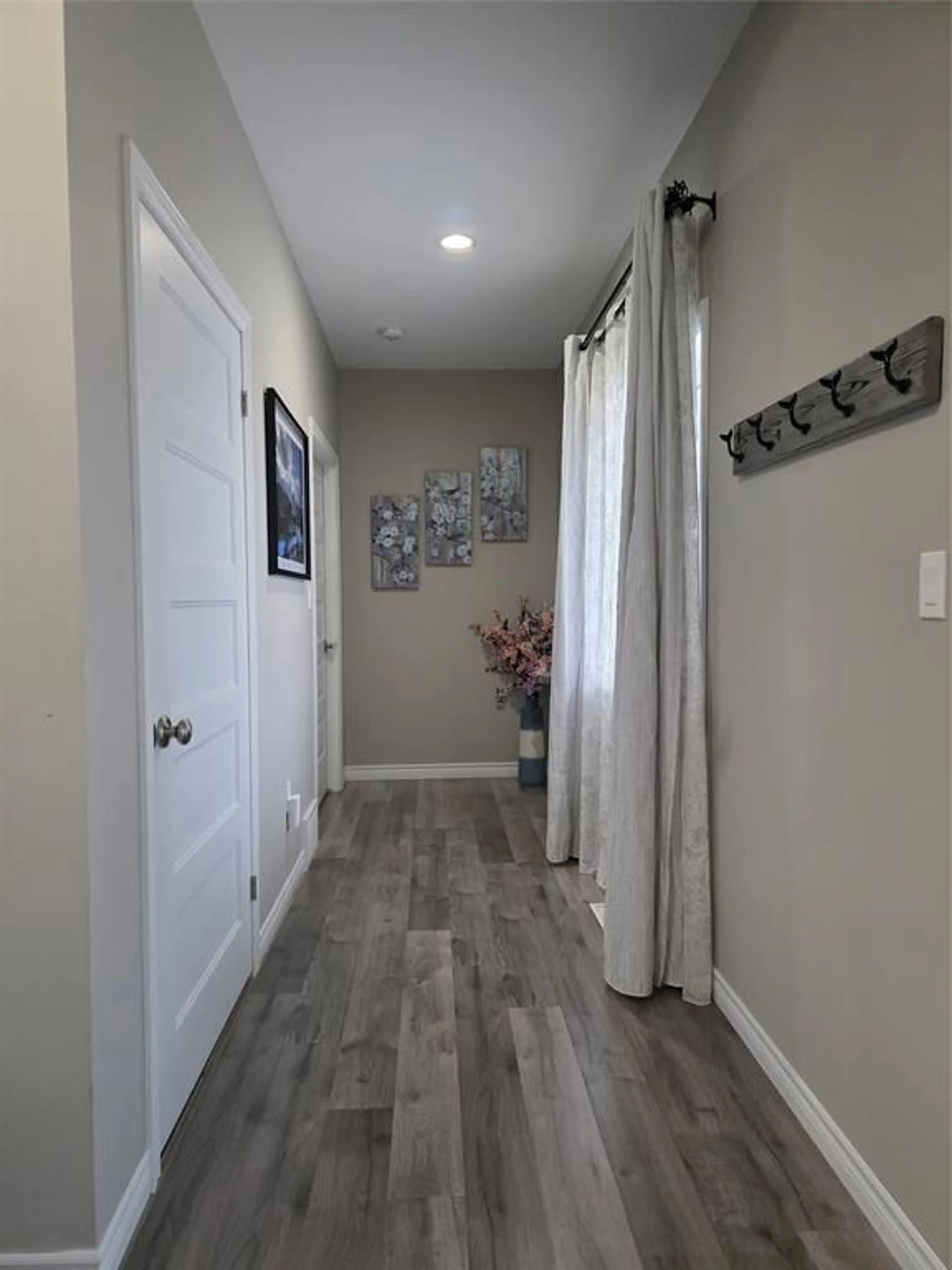 Indoor entryway for 3167 Broadway St, Brooke-Alvinston Ontario N0N 1A0