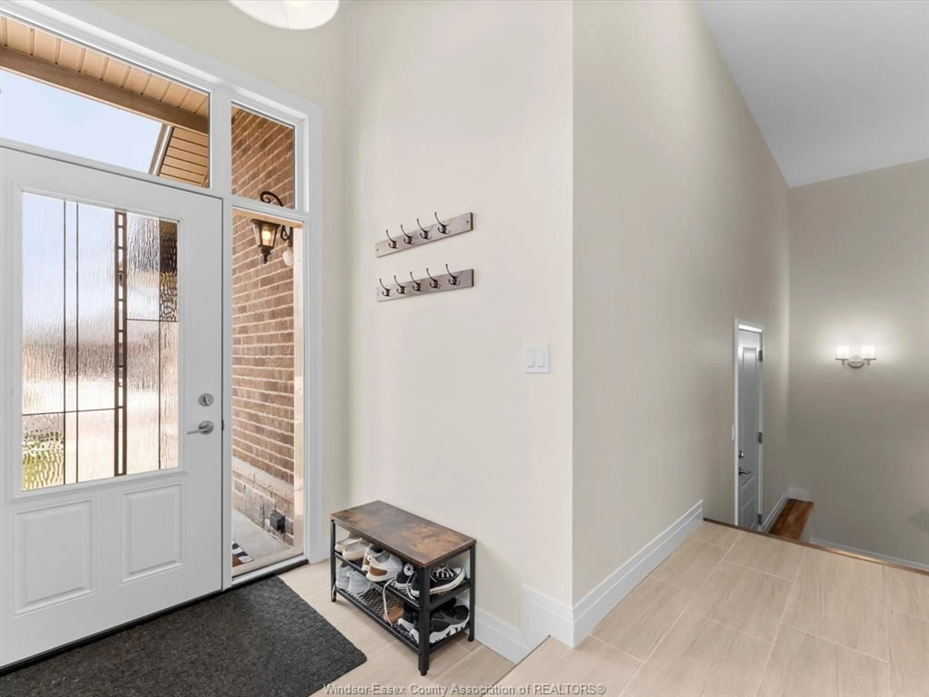 Indoor entryway for 21 WOODLAND St, Kingsville Ontario N9Y 0A9