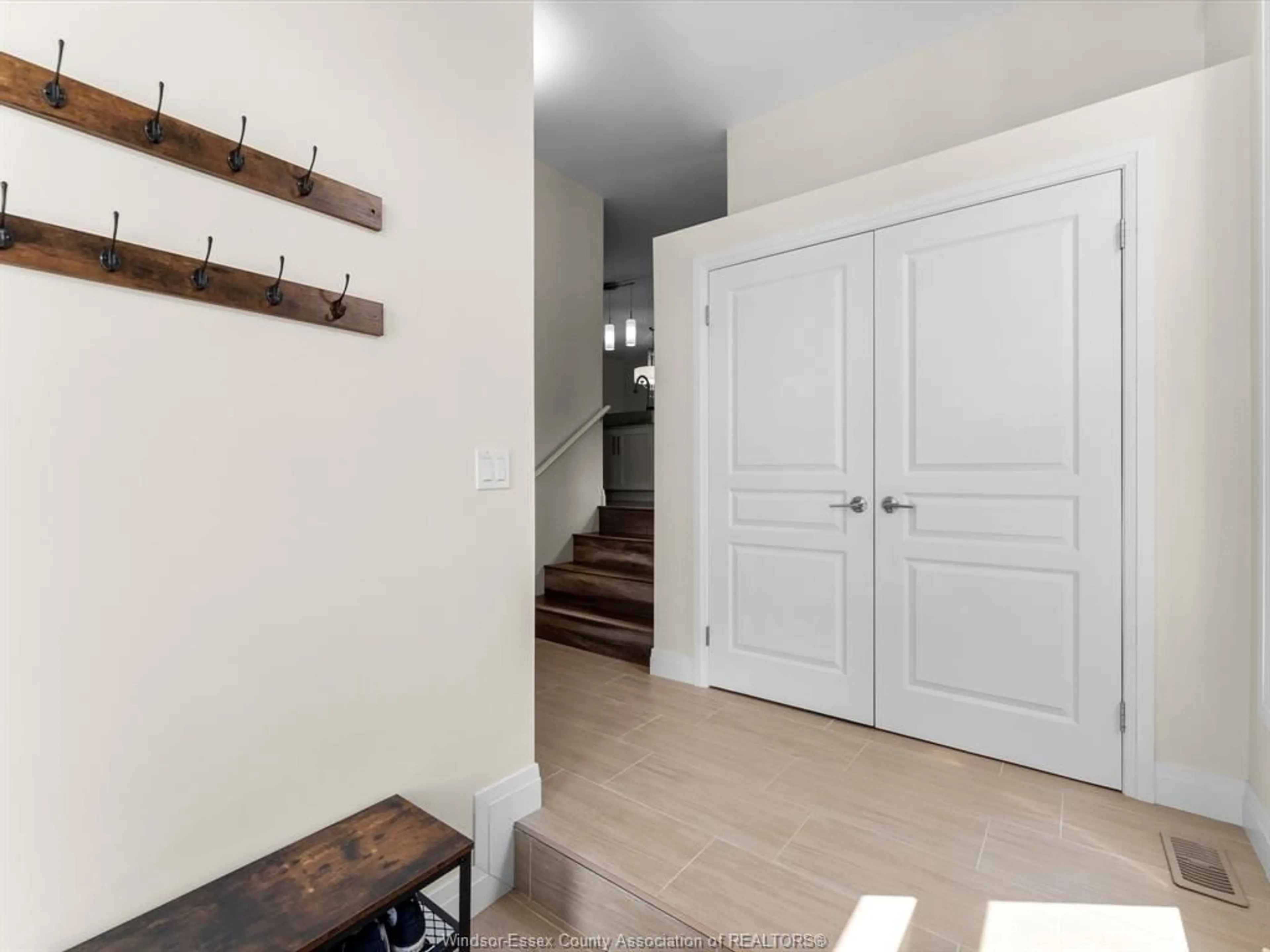 Indoor entryway for 21 WOODLAND St, Kingsville Ontario N9Y 0A9
