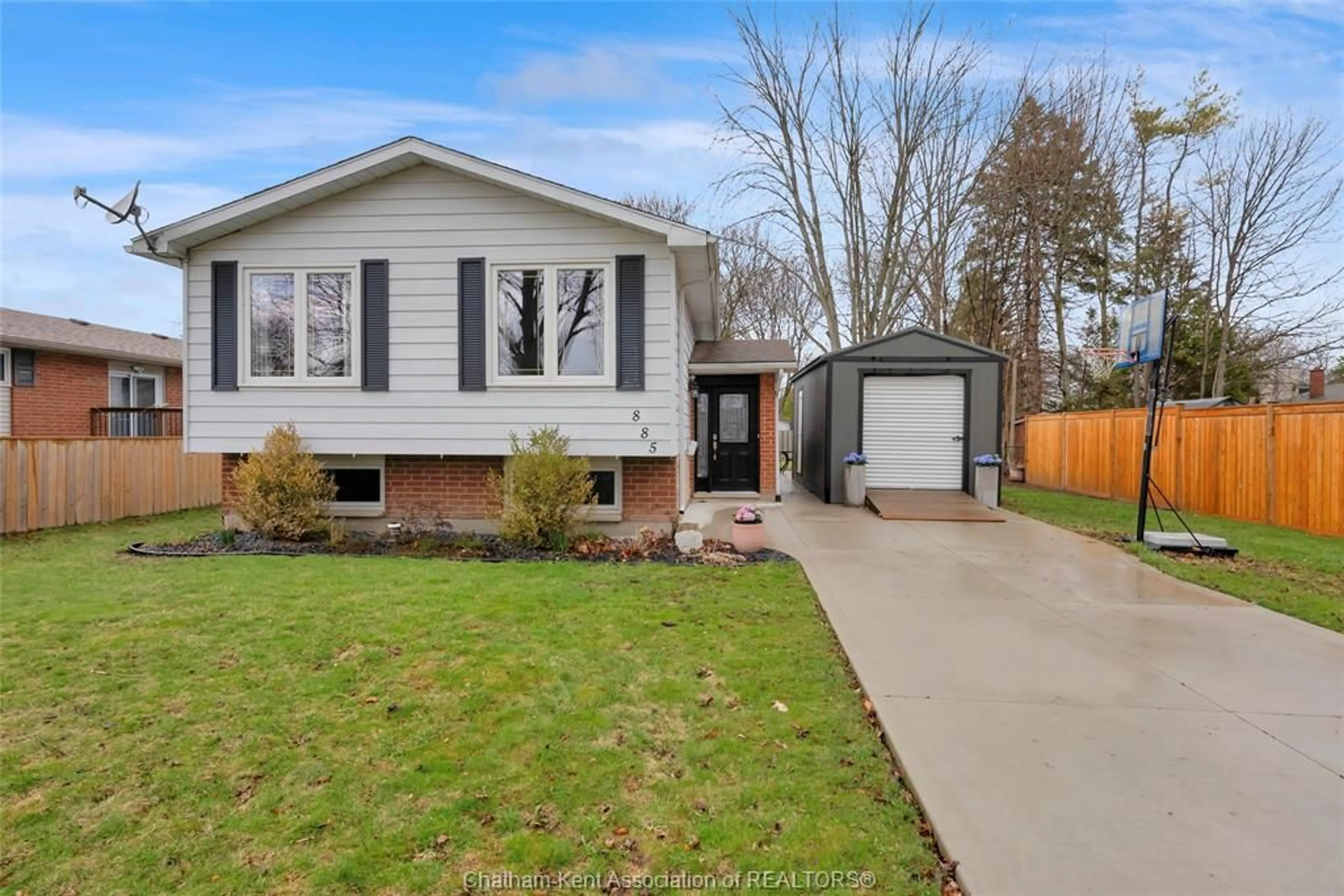 Home with vinyl exterior material, street for 885 Hilda Ave, Wallaceburg Ontario N8A 4T3