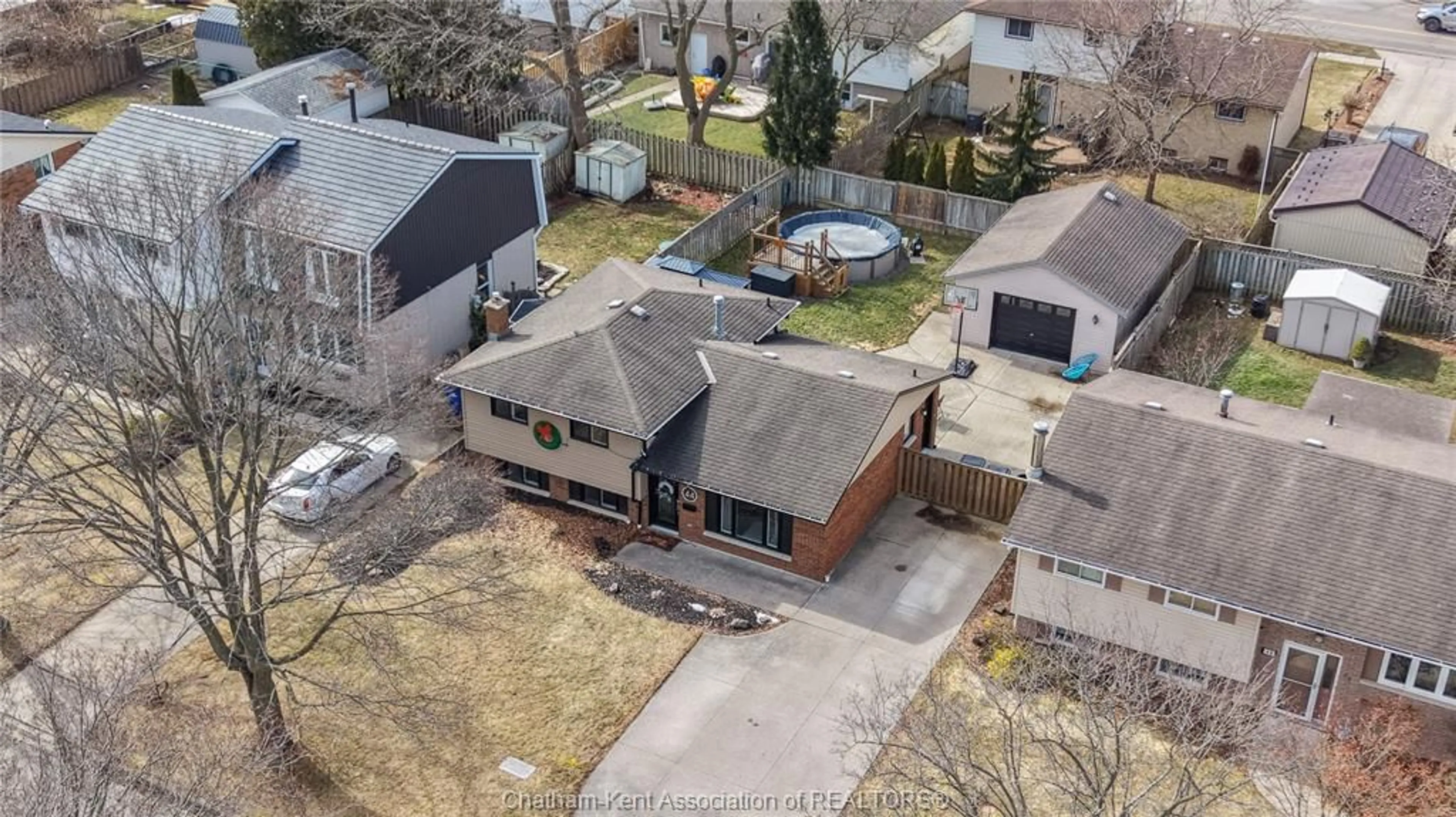 A pic from outside/outdoor area/front of a property/back of a property/a pic from drone, street for 44 ROSSINI Cres, Chatham Ontario N7L 4N3