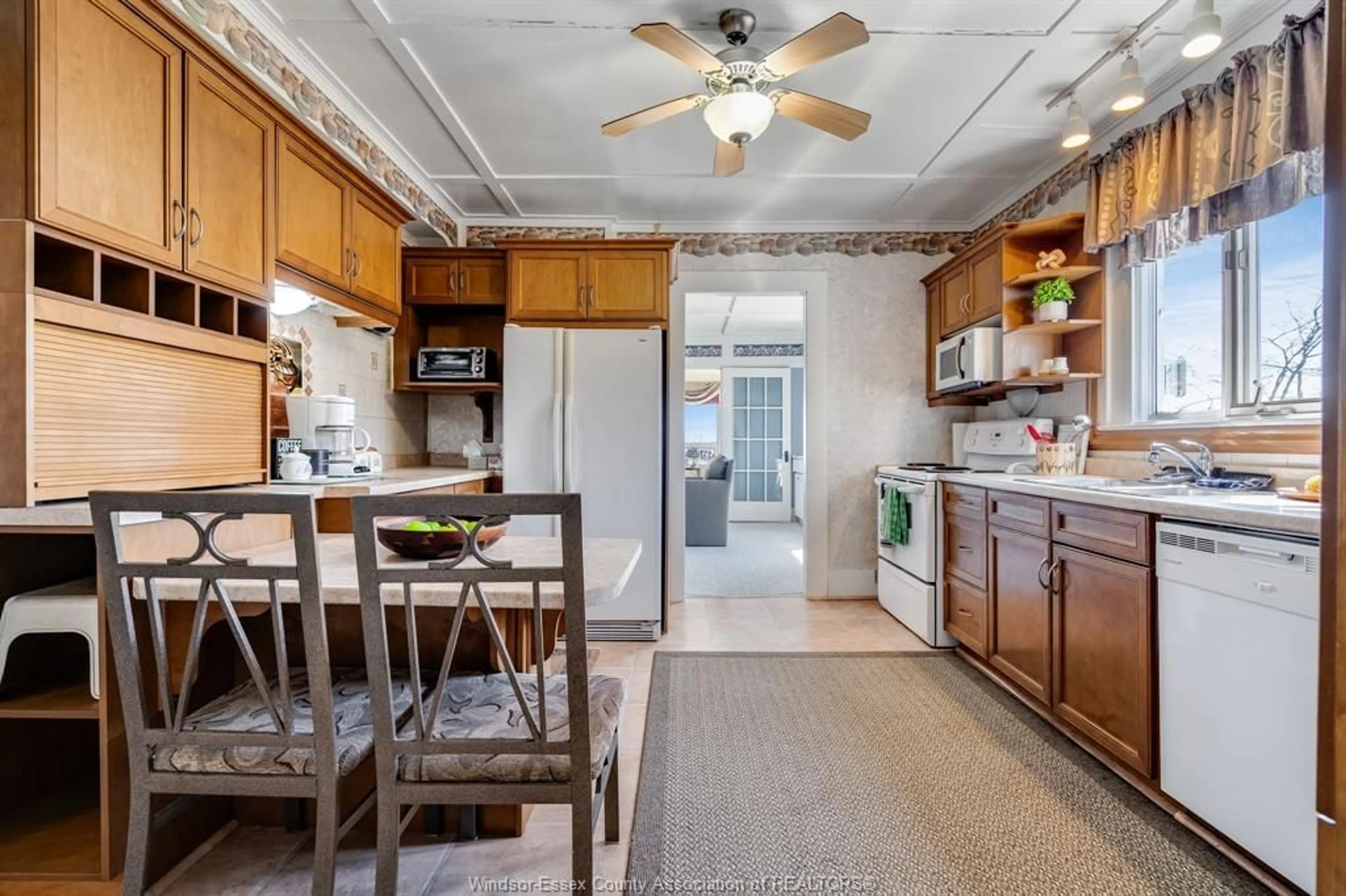 Standard kitchen, unknown for 1247 Heritage Rd, Kingsville Ontario N9Y 2E6