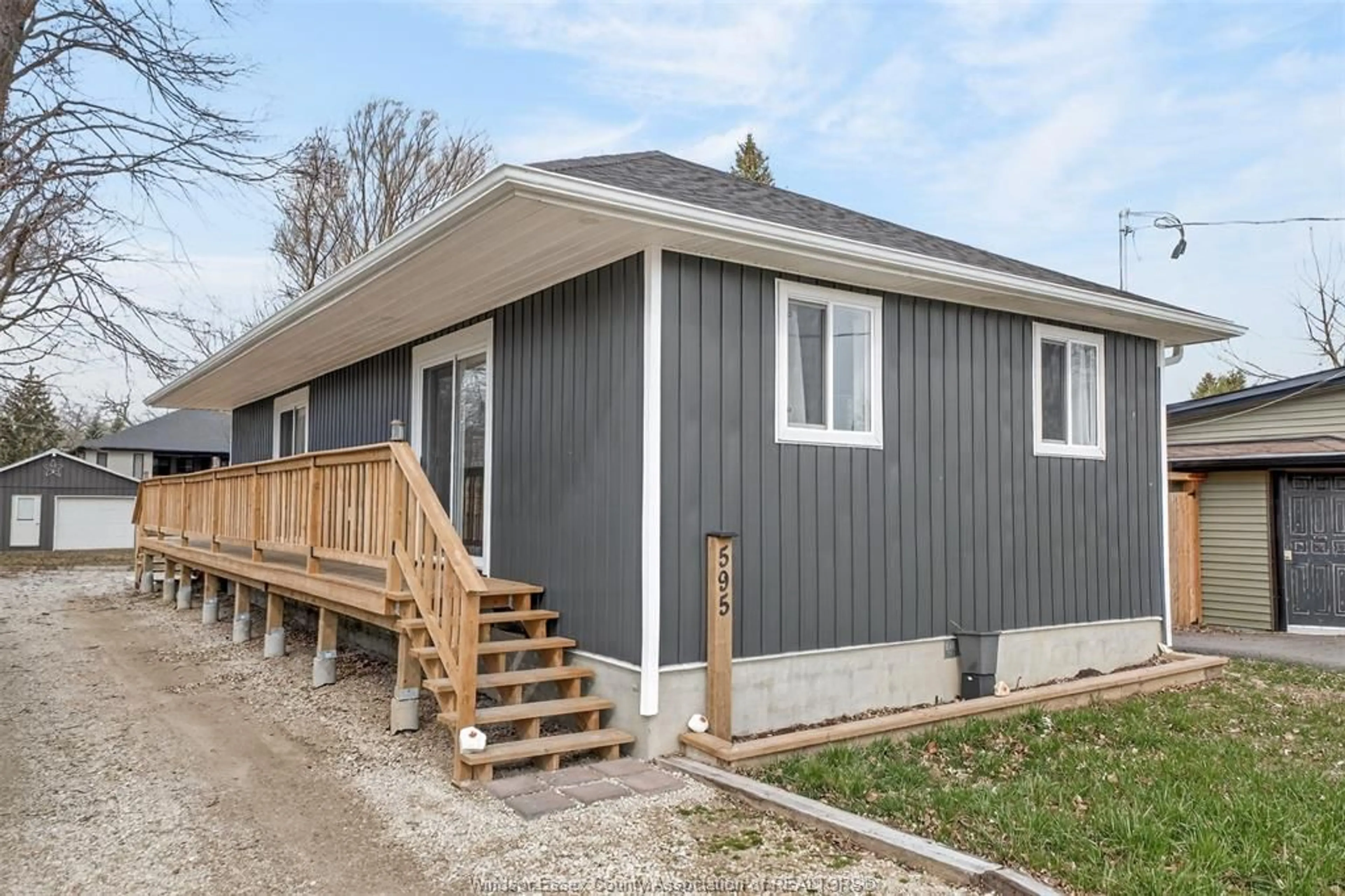 Home with vinyl exterior material, street for 595 JACKSON, Colchester Ontario N0R 1G0