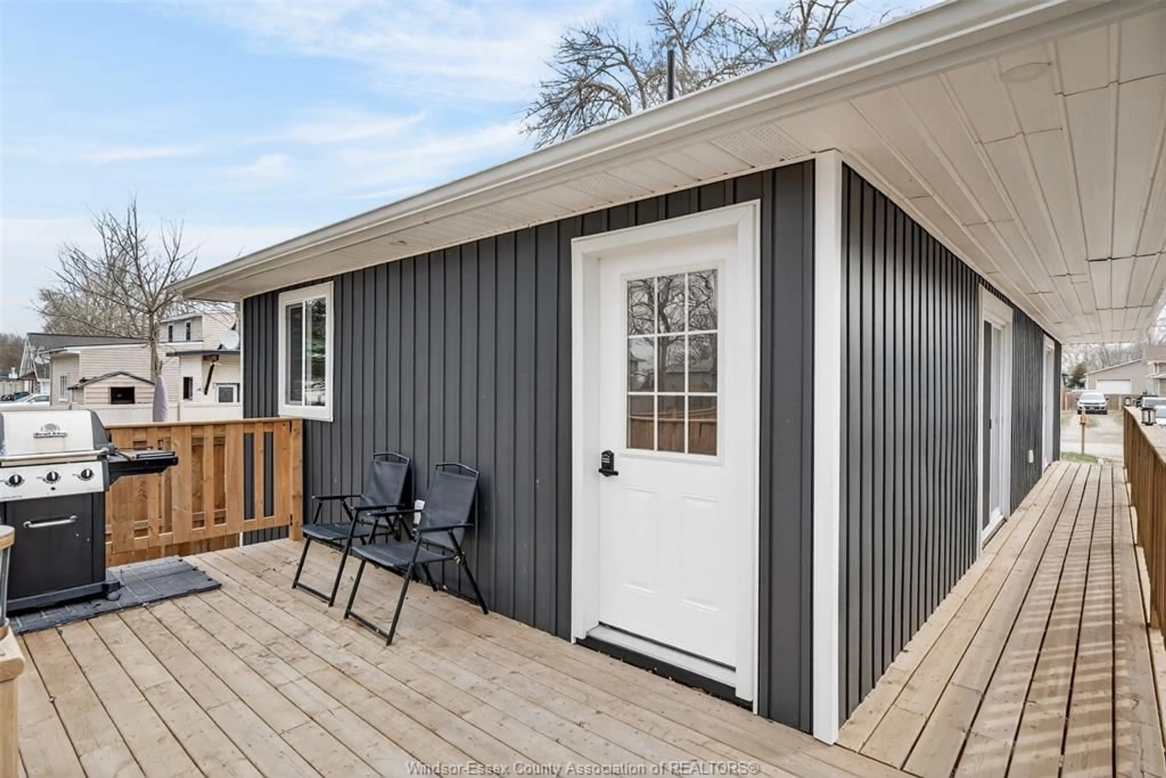 Home with vinyl exterior material, street for 595 JACKSON, Colchester Ontario N0R 1G0