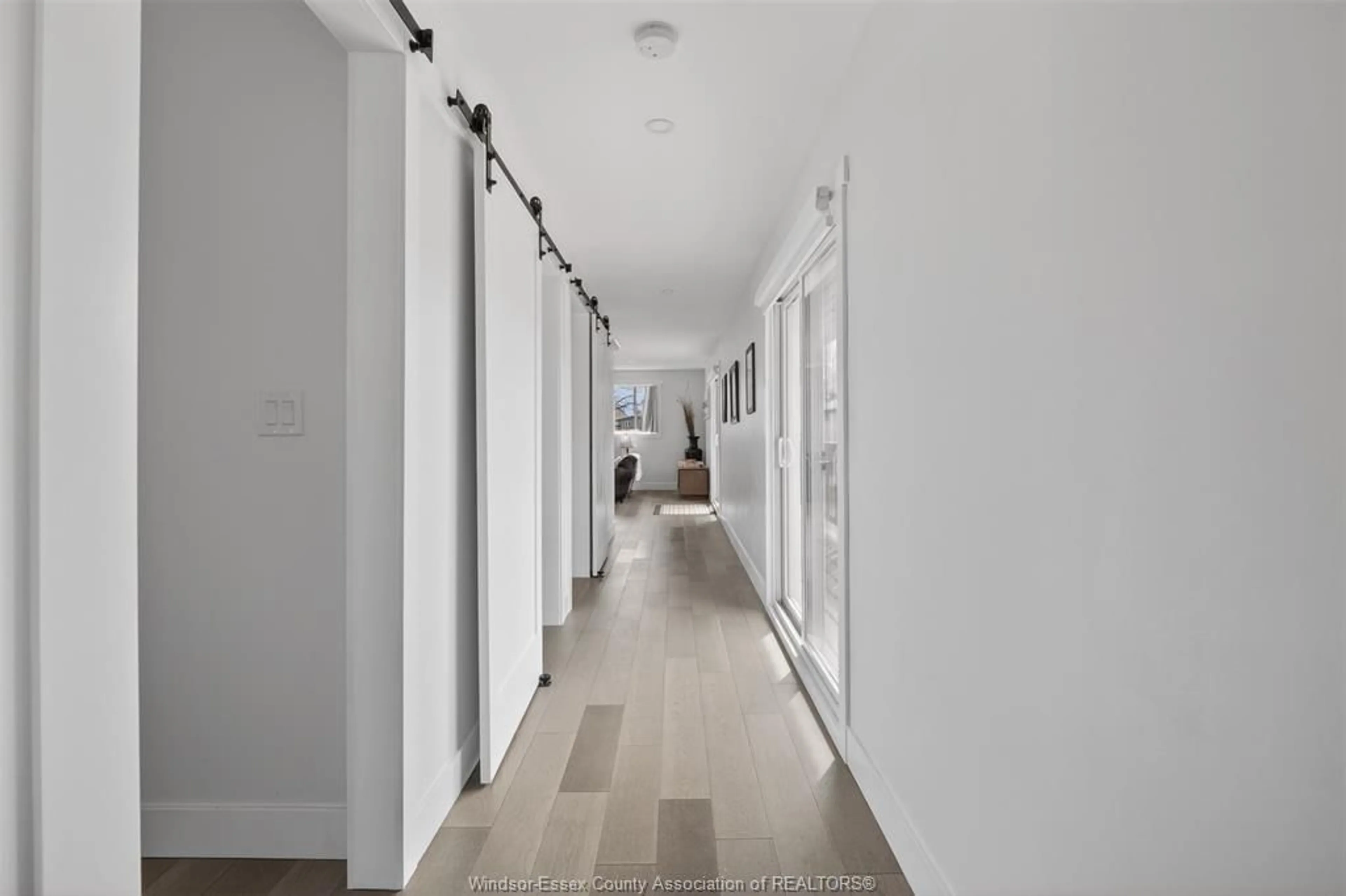 Indoor foyer for 595 JACKSON, Colchester Ontario N0R 1G0