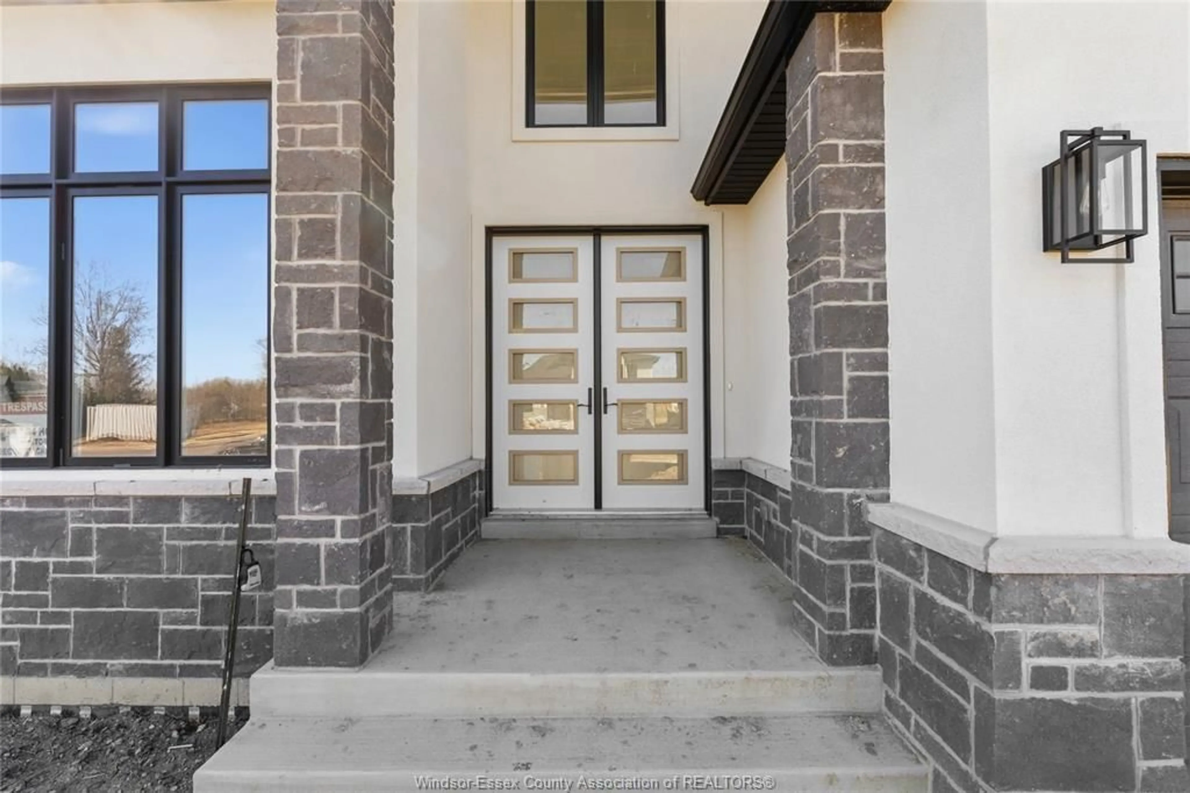 Indoor entryway for 2548 MAYFAIR, LaSalle Ontario N9J 2M6