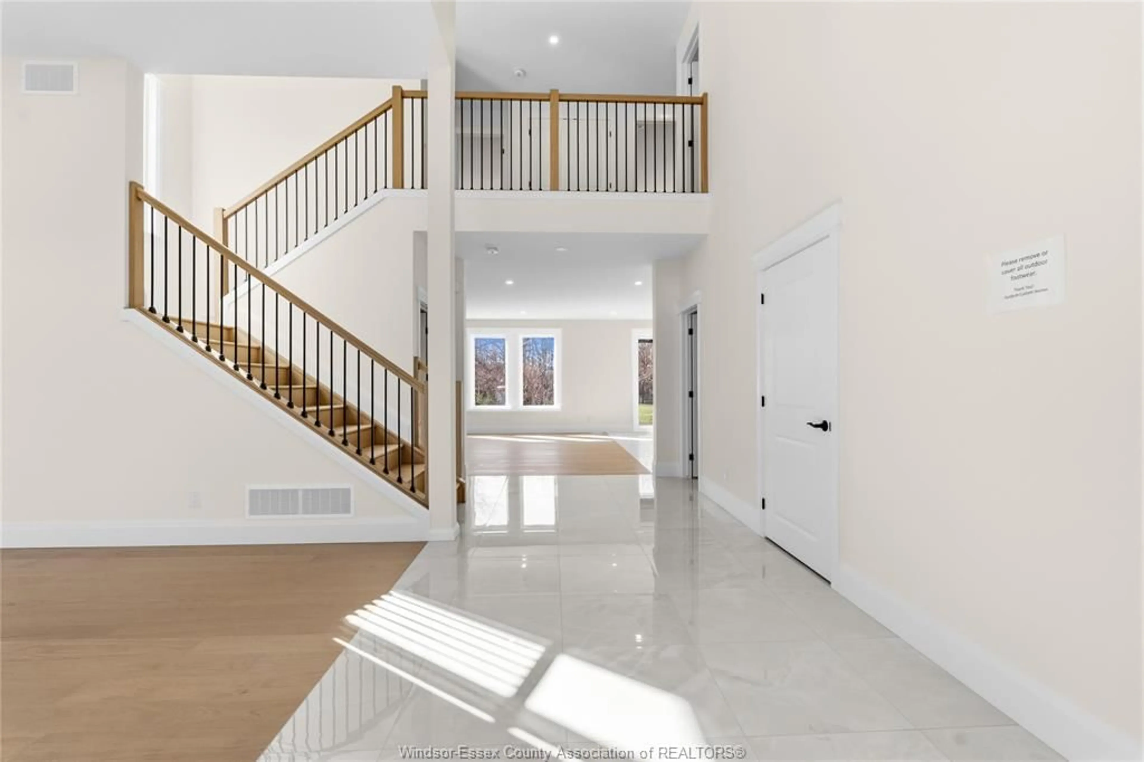 Indoor foyer for 2548 MAYFAIR, LaSalle Ontario N9J 2M6
