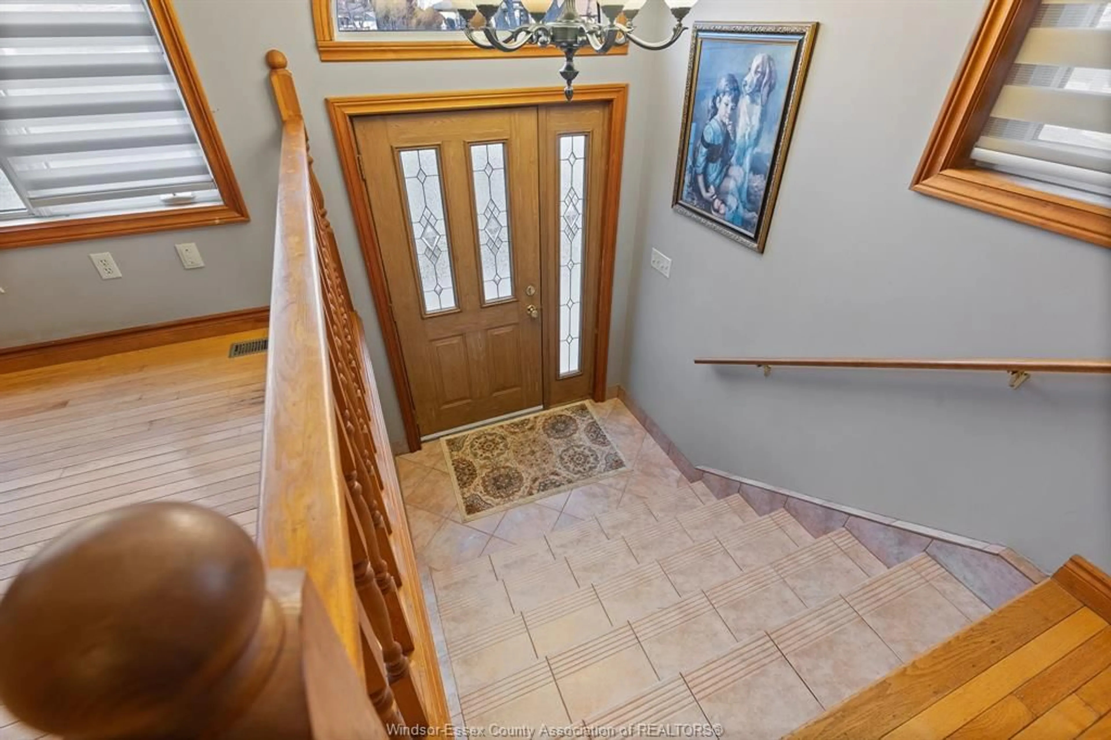 Indoor entryway for 1116 REAUME, LaSalle Ontario N9J 1C1