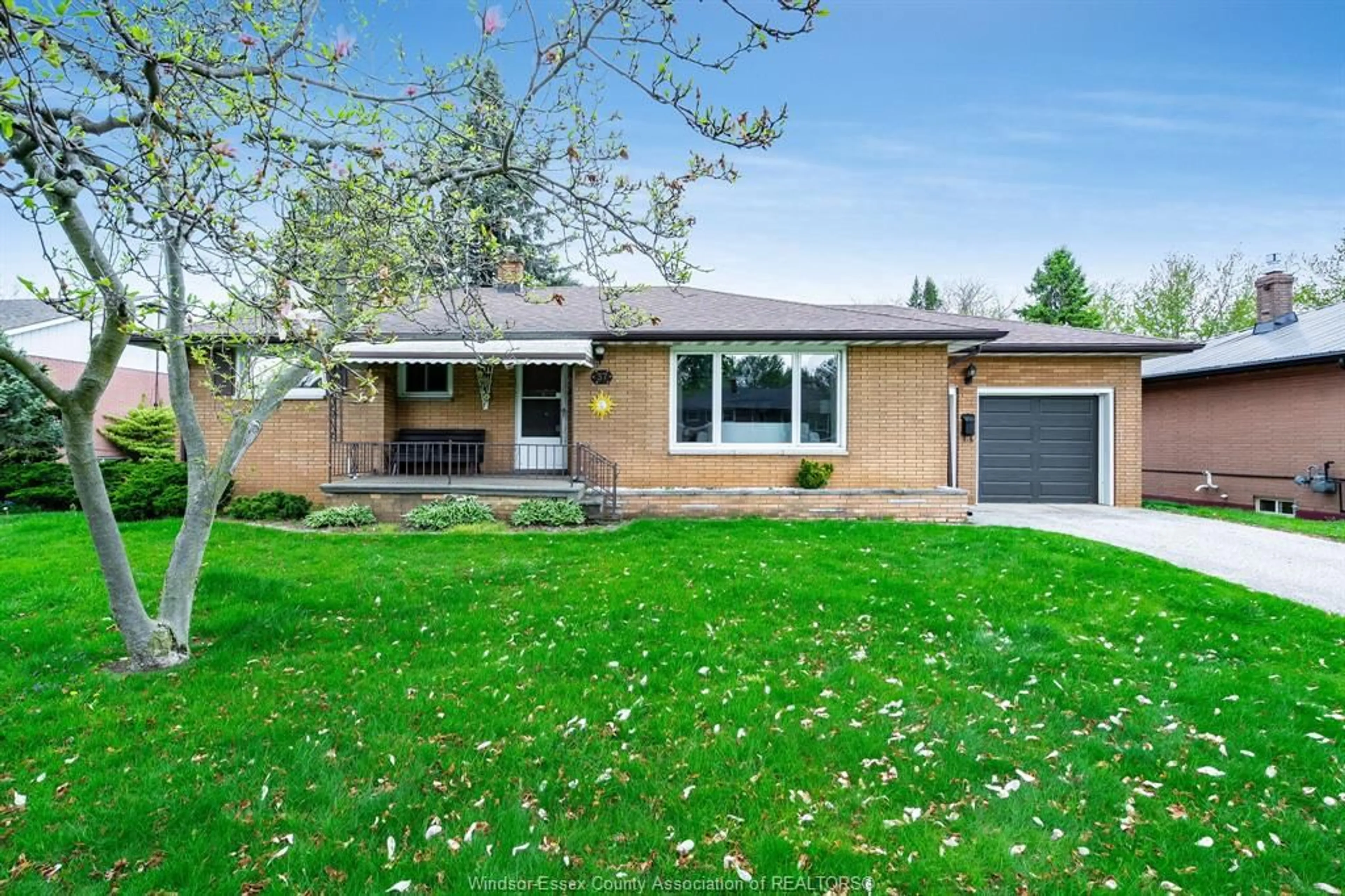Home with vinyl exterior material, street for 37 Pearl St, Leamington Ontario N8H 1J5