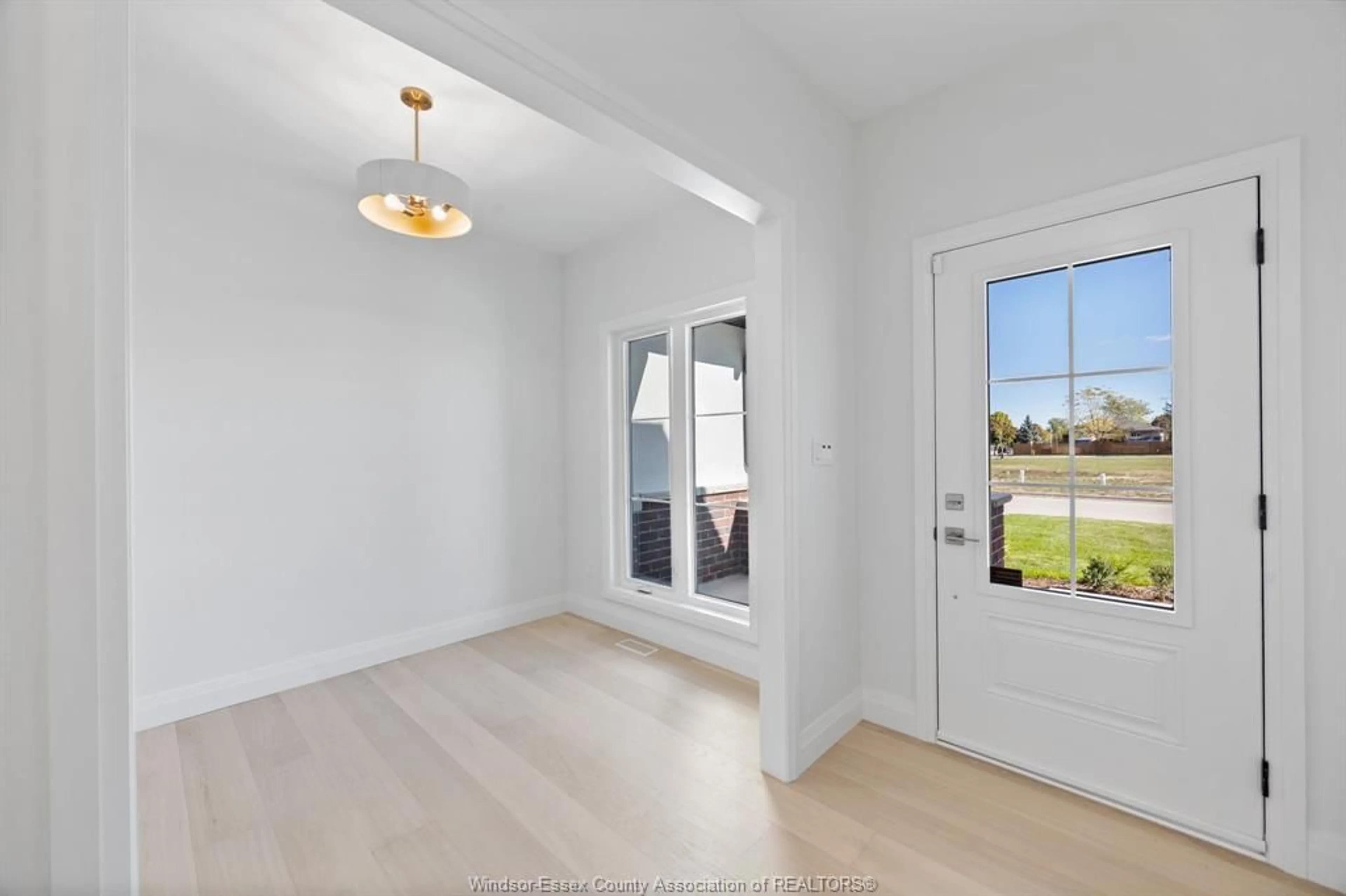 Indoor entryway for 103 Erie Isle Crt, Amherstburg Ontario N9V 0H1