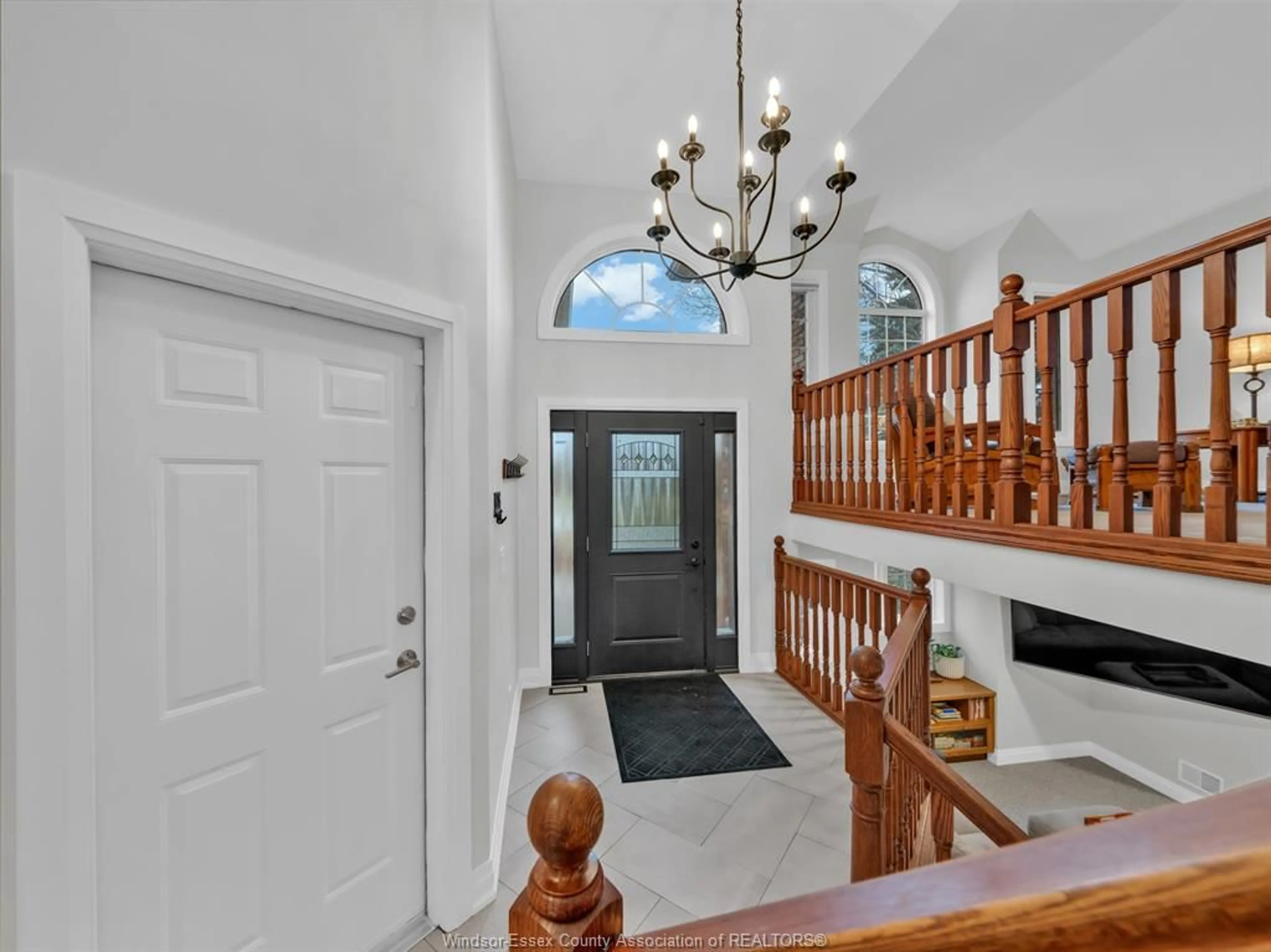 Indoor entryway for 13090 PARKLAND Cres, Tecumseh Ontario N8N 4V6