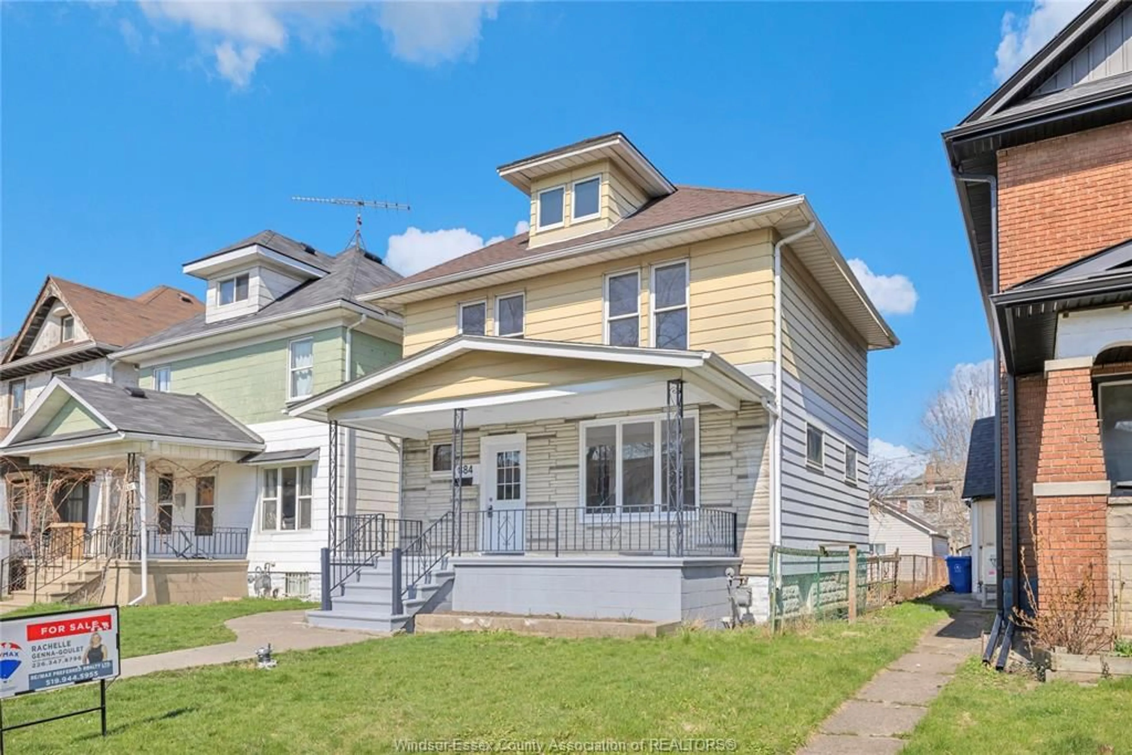 Home with vinyl exterior material, street for 884 MOY, Windsor Ontario N9A 2N8