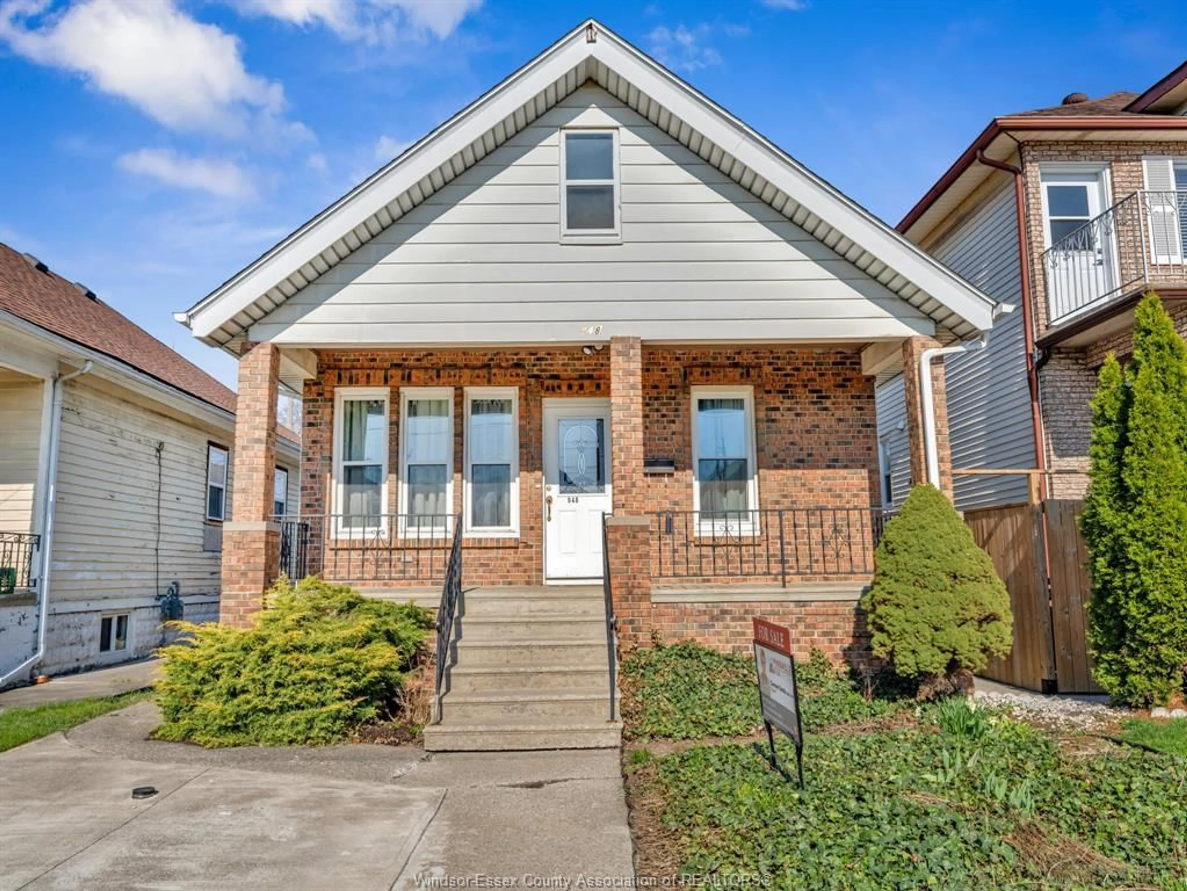 Home with brick exterior material, street for 948 MARENTETTE Ave, Windsor Ontario N9A 2A3