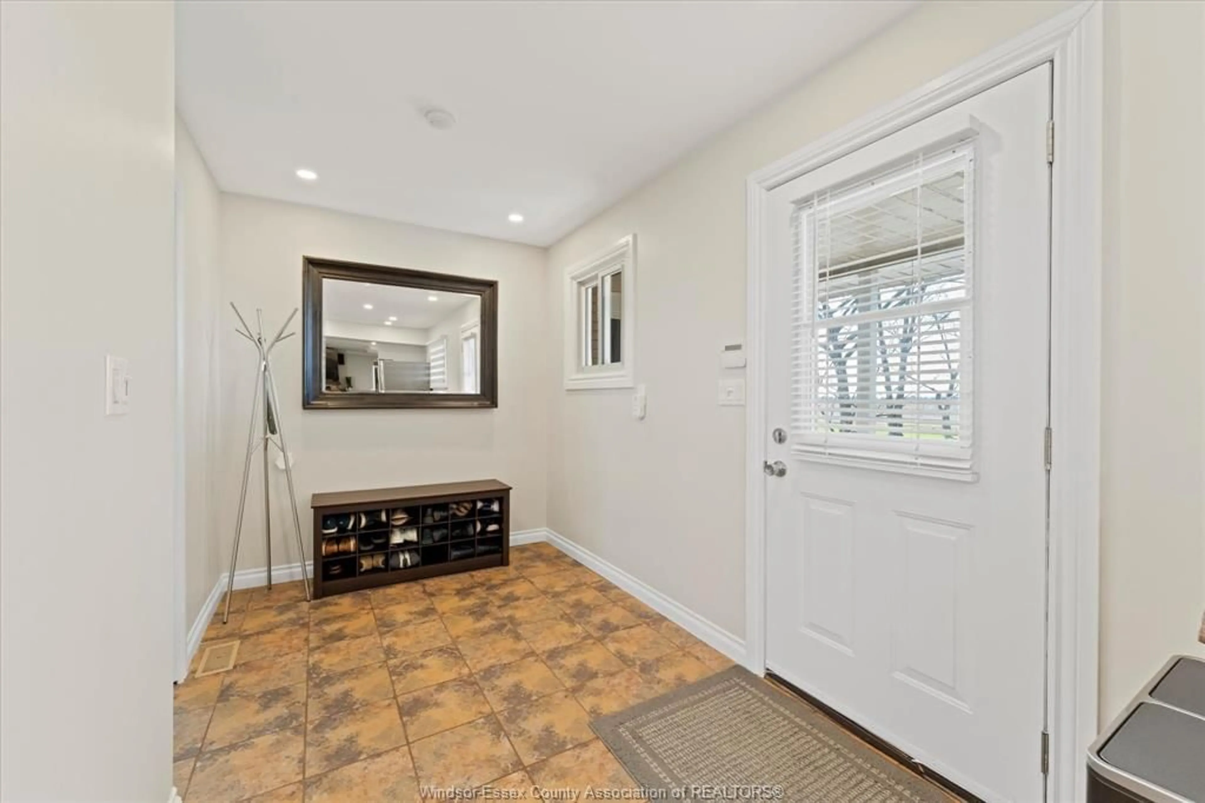Indoor entryway for 3435 3RD CONCESSION, Amherstburg Ontario N9V 2Y9
