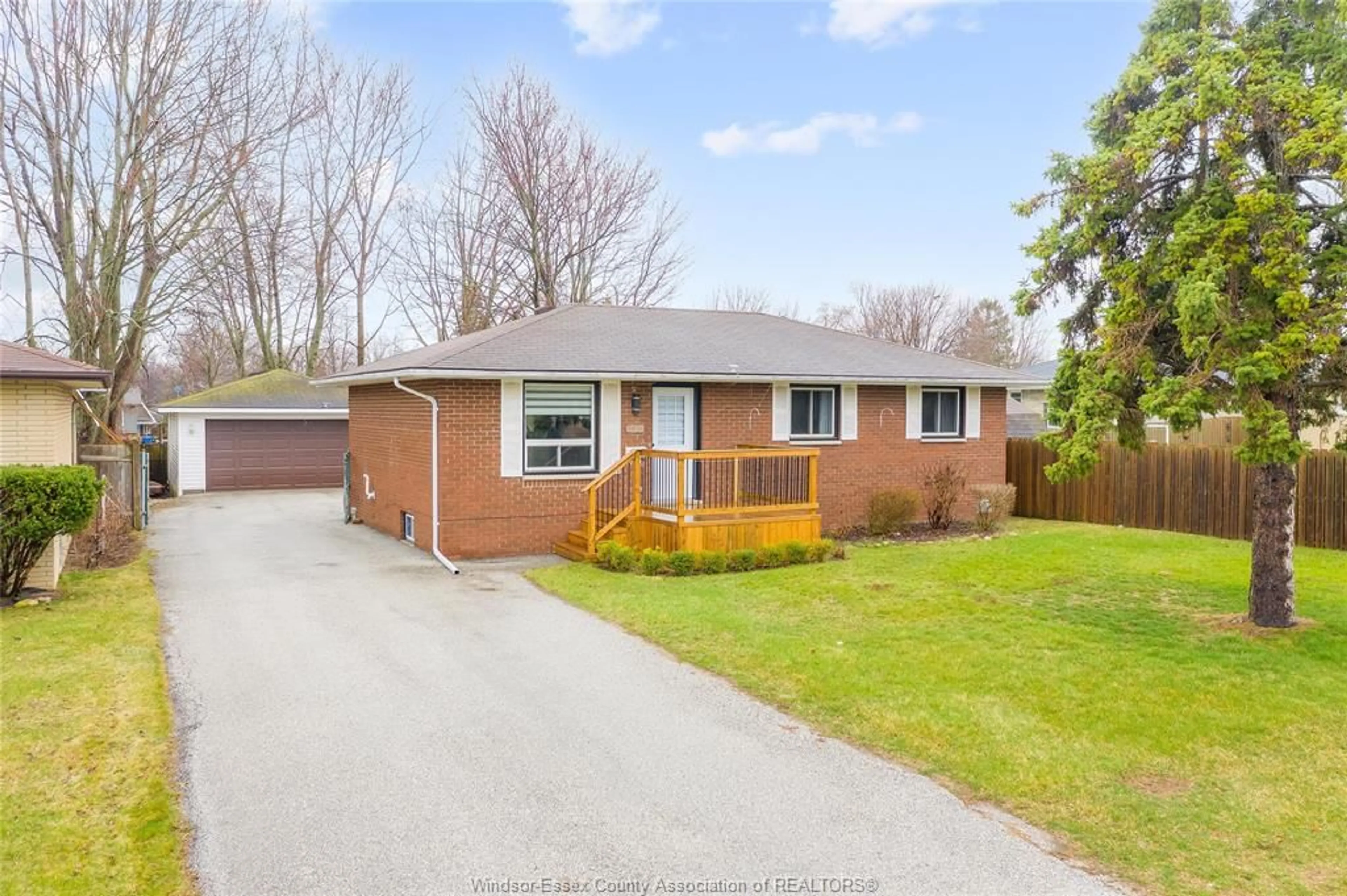 Home with brick exterior material, street for 177 OWENWOOD, Kingsville Ontario N9Y 3L3