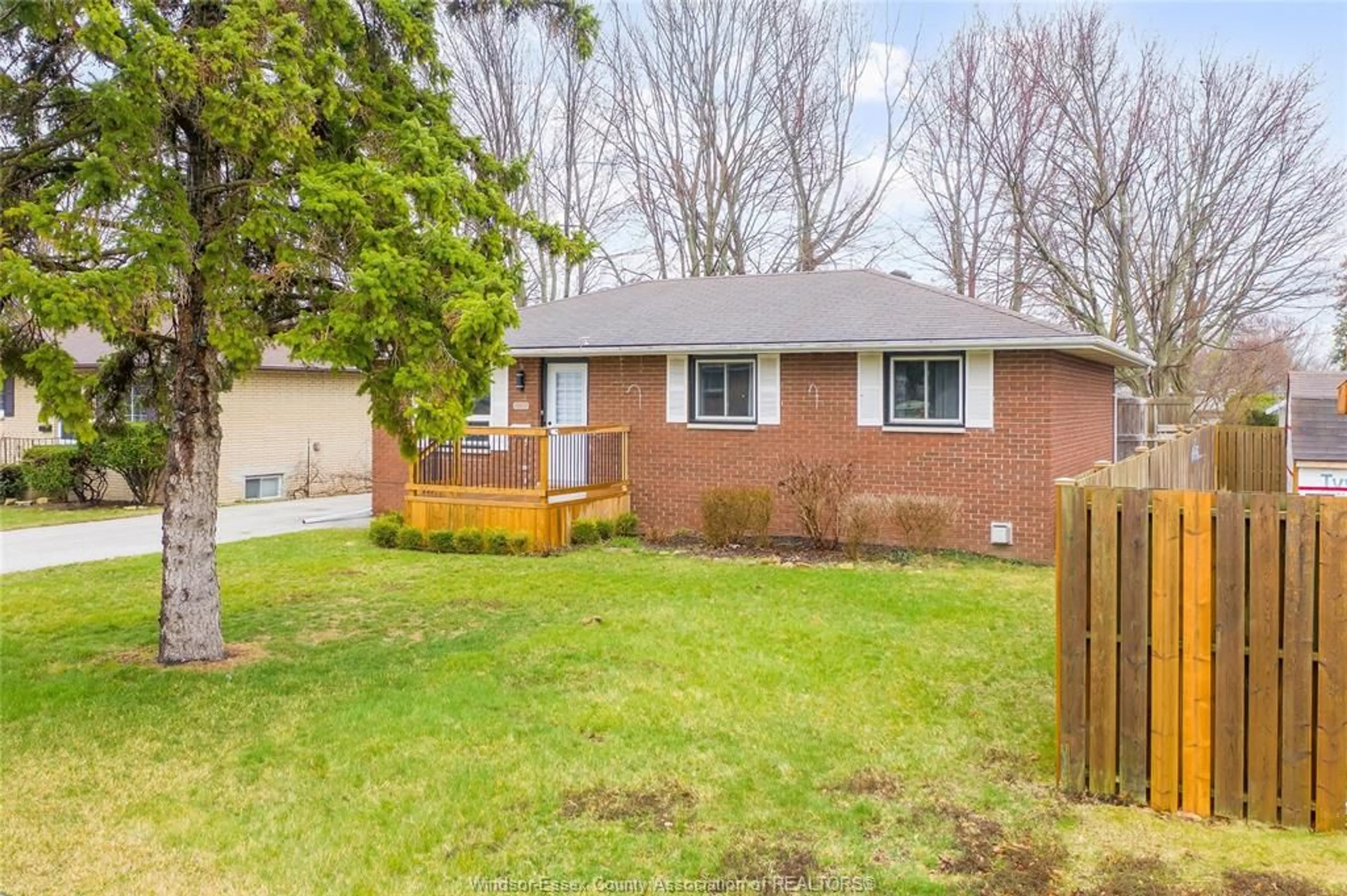 Home with brick exterior material, street for 177 OWENWOOD, Kingsville Ontario N9Y 3L3