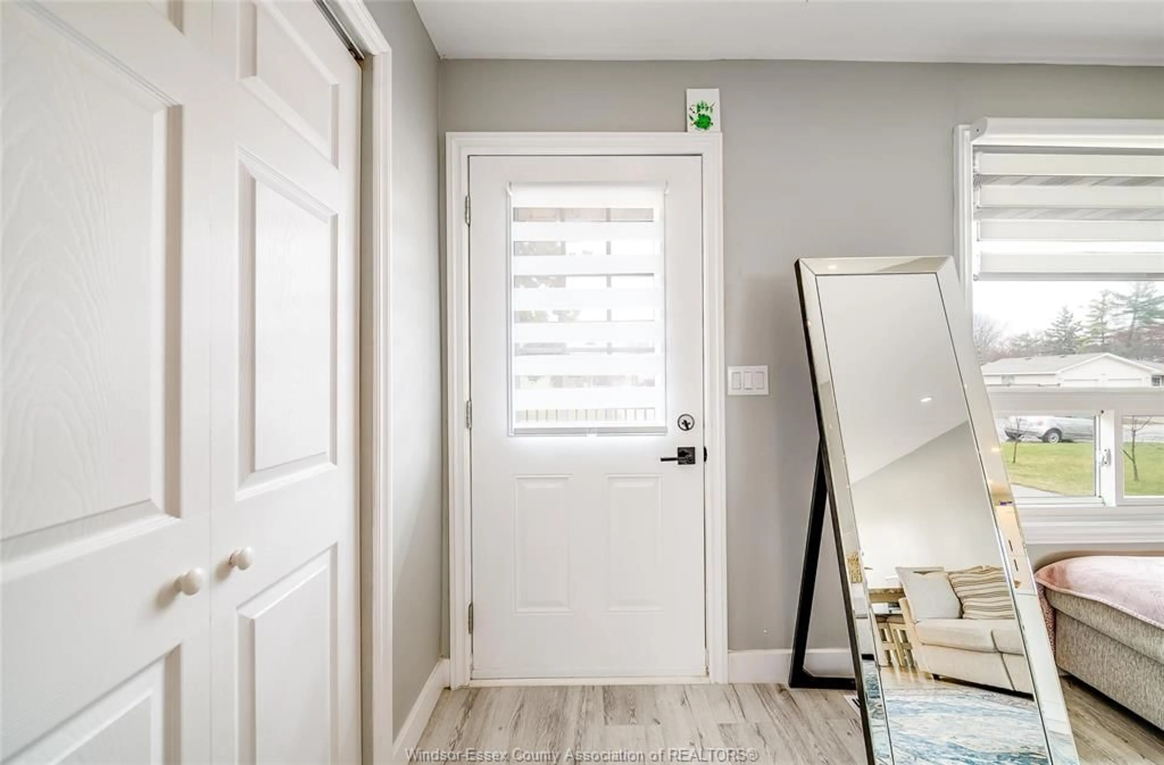 Indoor entryway for 177 OWENWOOD, Kingsville Ontario N9Y 3L3