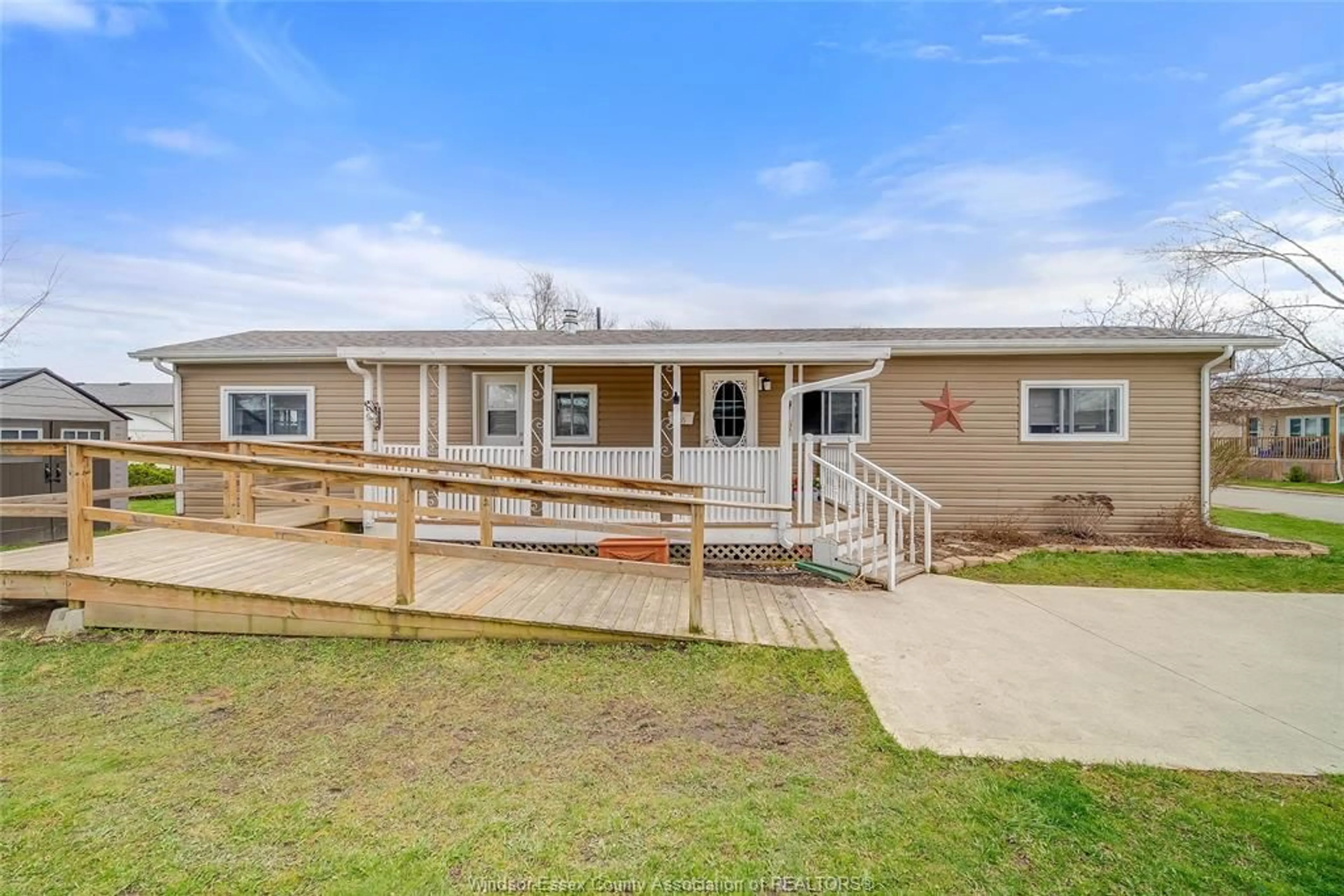 Home with vinyl exterior material, building for 235 DAVID Crt, Essex Ontario N8M 2B2