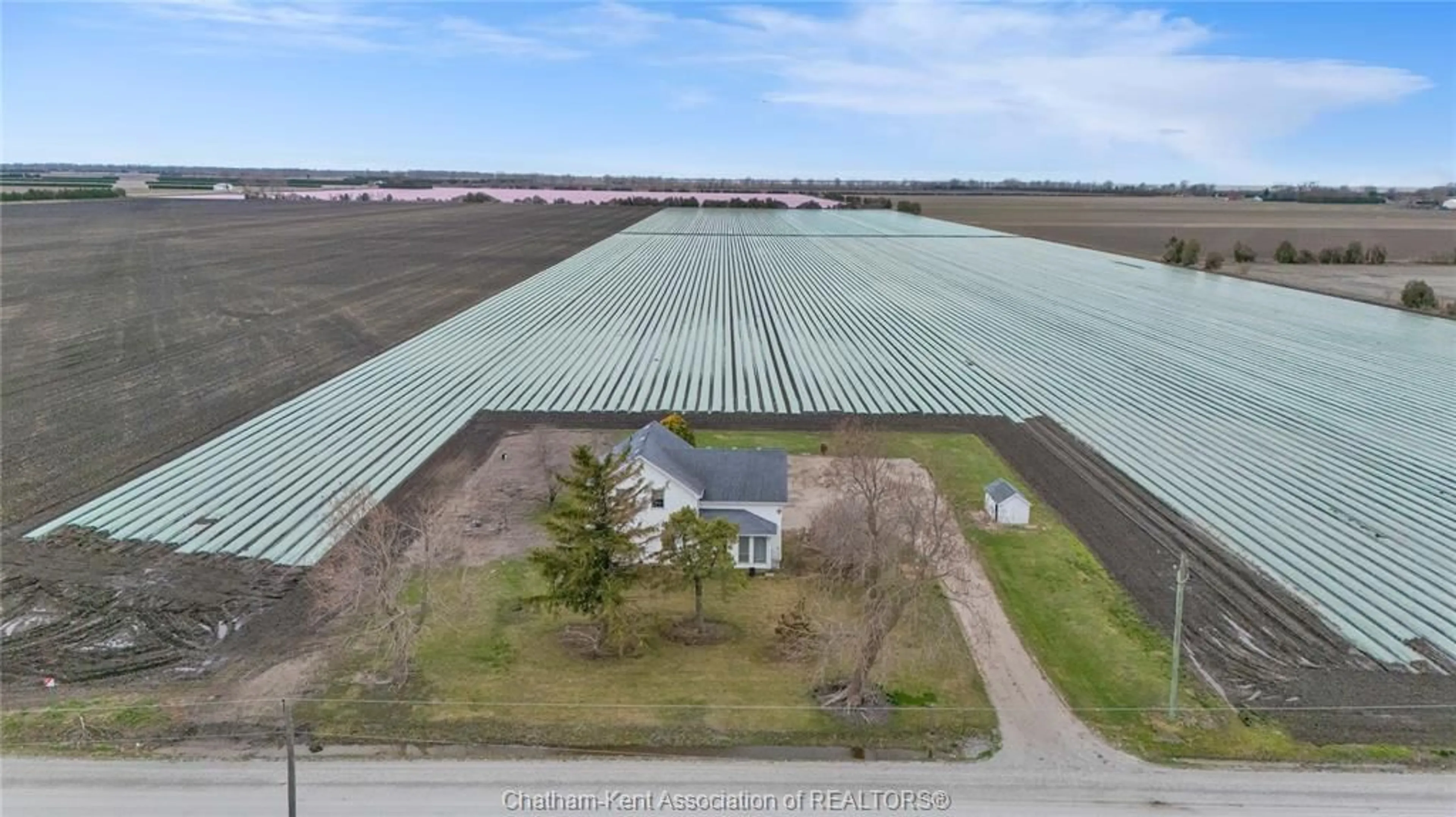 A pic from outside/outdoor area/front of a property/back of a property/a pic from drone, building for 25200 Jacob Rd, Chatham-Kent Ontario N0P 1S0