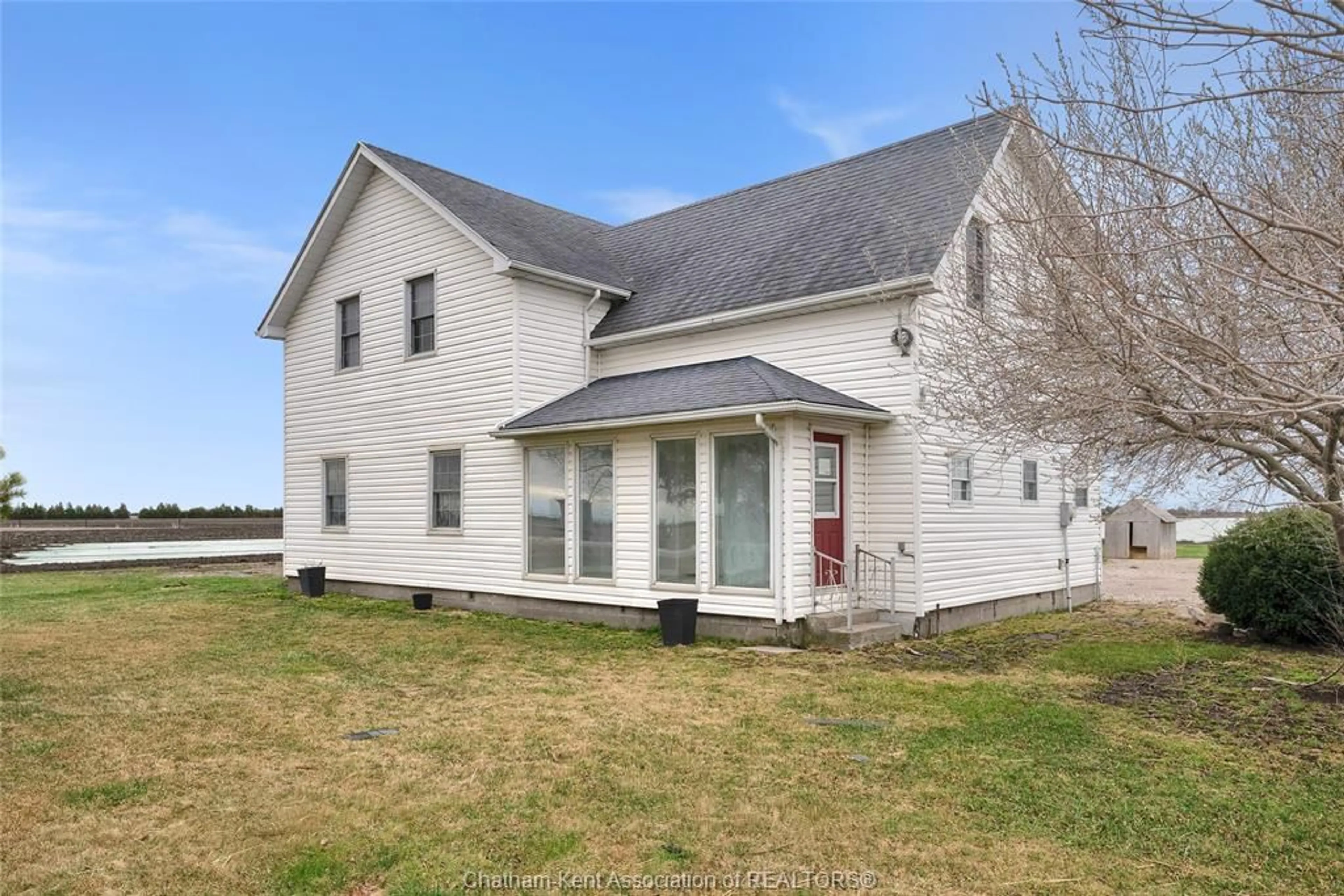 A pic from outside/outdoor area/front of a property/back of a property/a pic from drone, building for 25200 Jacob Rd, Chatham-Kent Ontario N0P 1S0