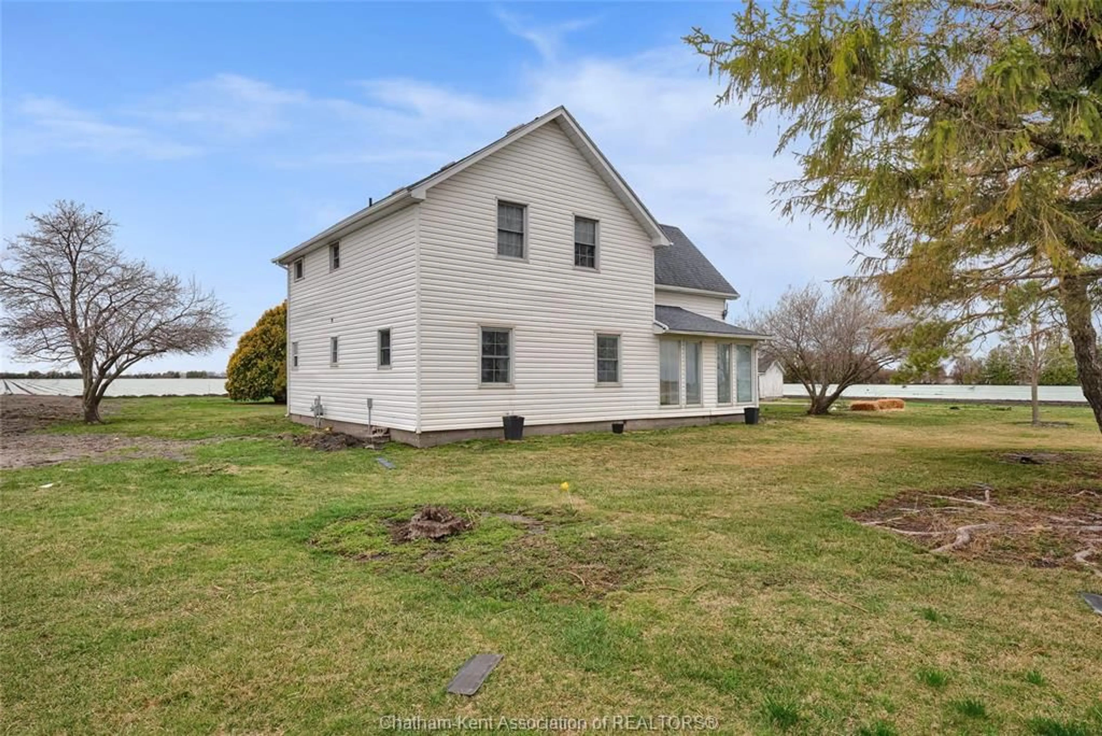 A pic from outside/outdoor area/front of a property/back of a property/a pic from drone, unknown for 25200 Jacob Rd, Chatham-Kent Ontario N0P 1S0