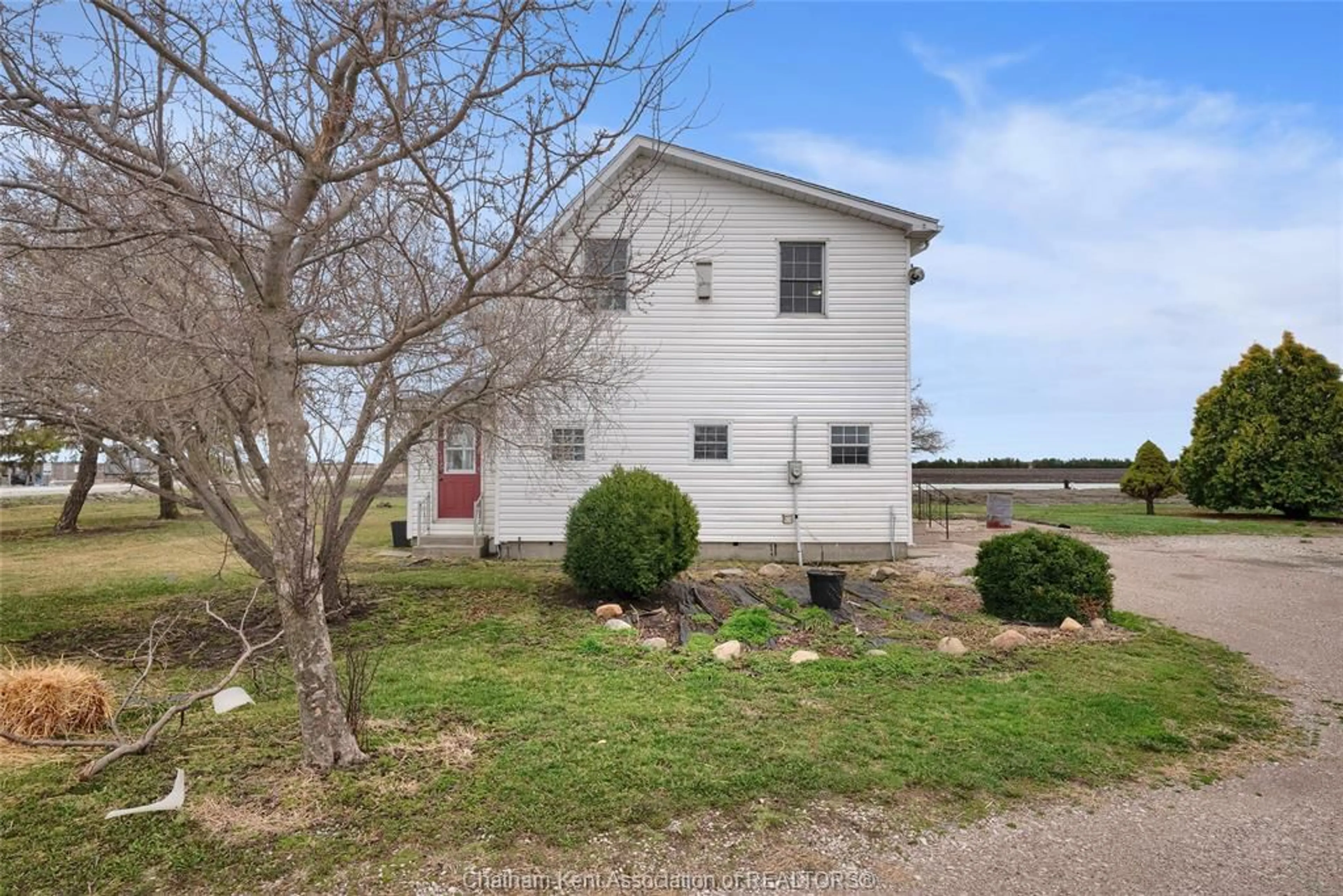 A pic from outside/outdoor area/front of a property/back of a property/a pic from drone, building for 25200 Jacob Rd, Chatham-Kent Ontario N0P 1S0