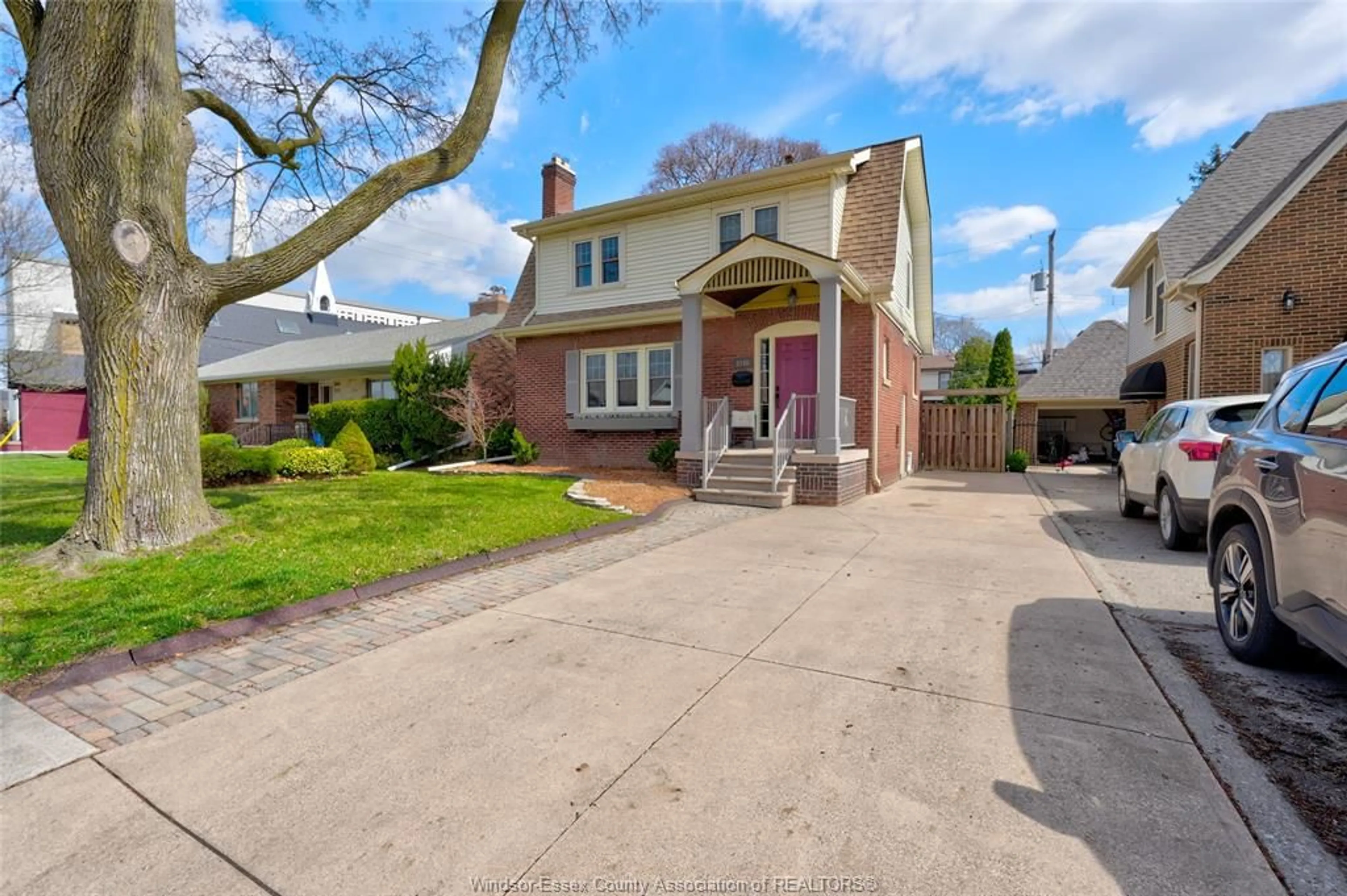 A pic from outside/outdoor area/front of a property/back of a property/a pic from drone, street for 2146 WINDERMERE, Windsor Ontario N8W 2S6