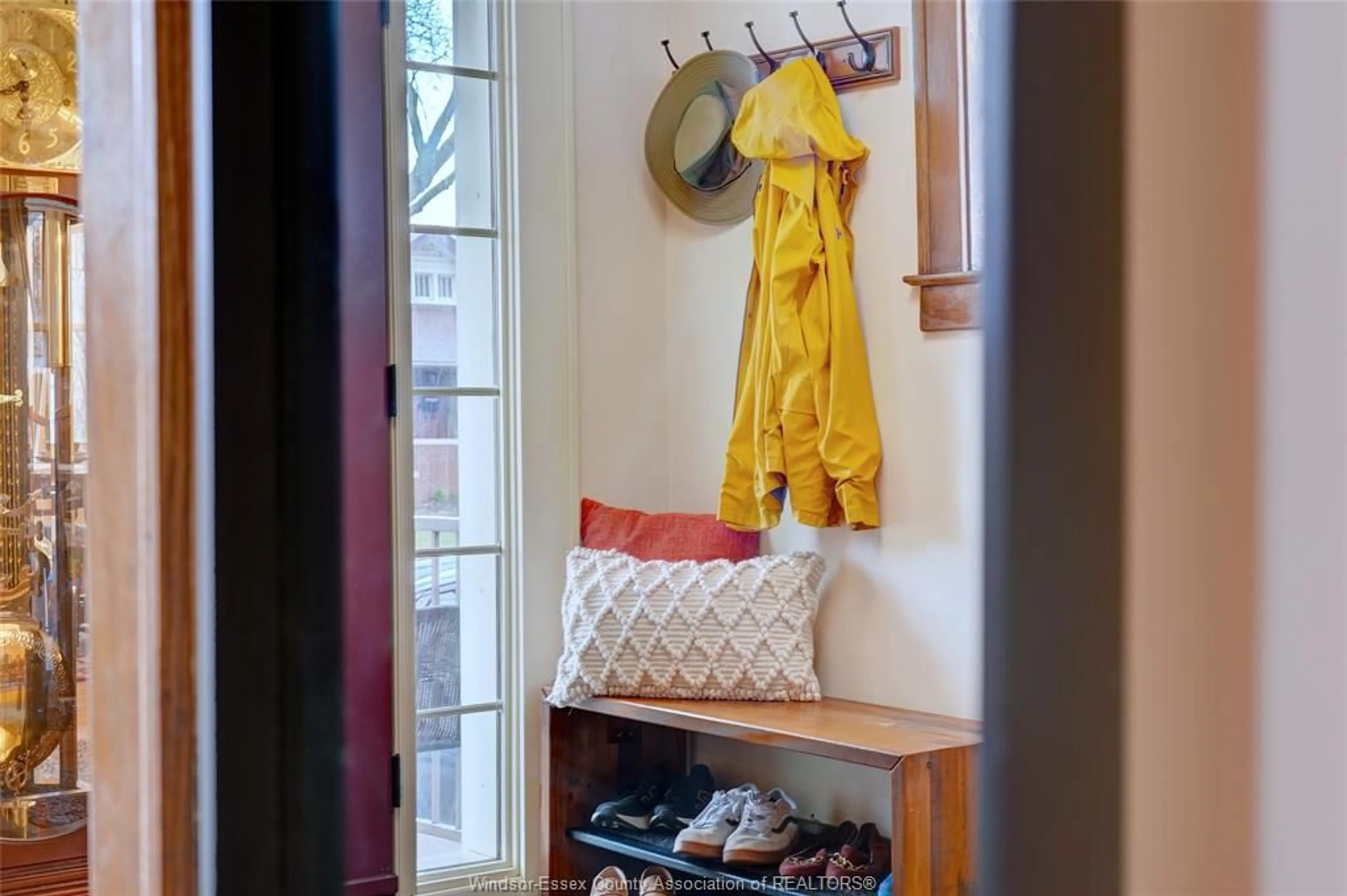 Indoor entryway for 2146 WINDERMERE, Windsor Ontario N8W 2S6