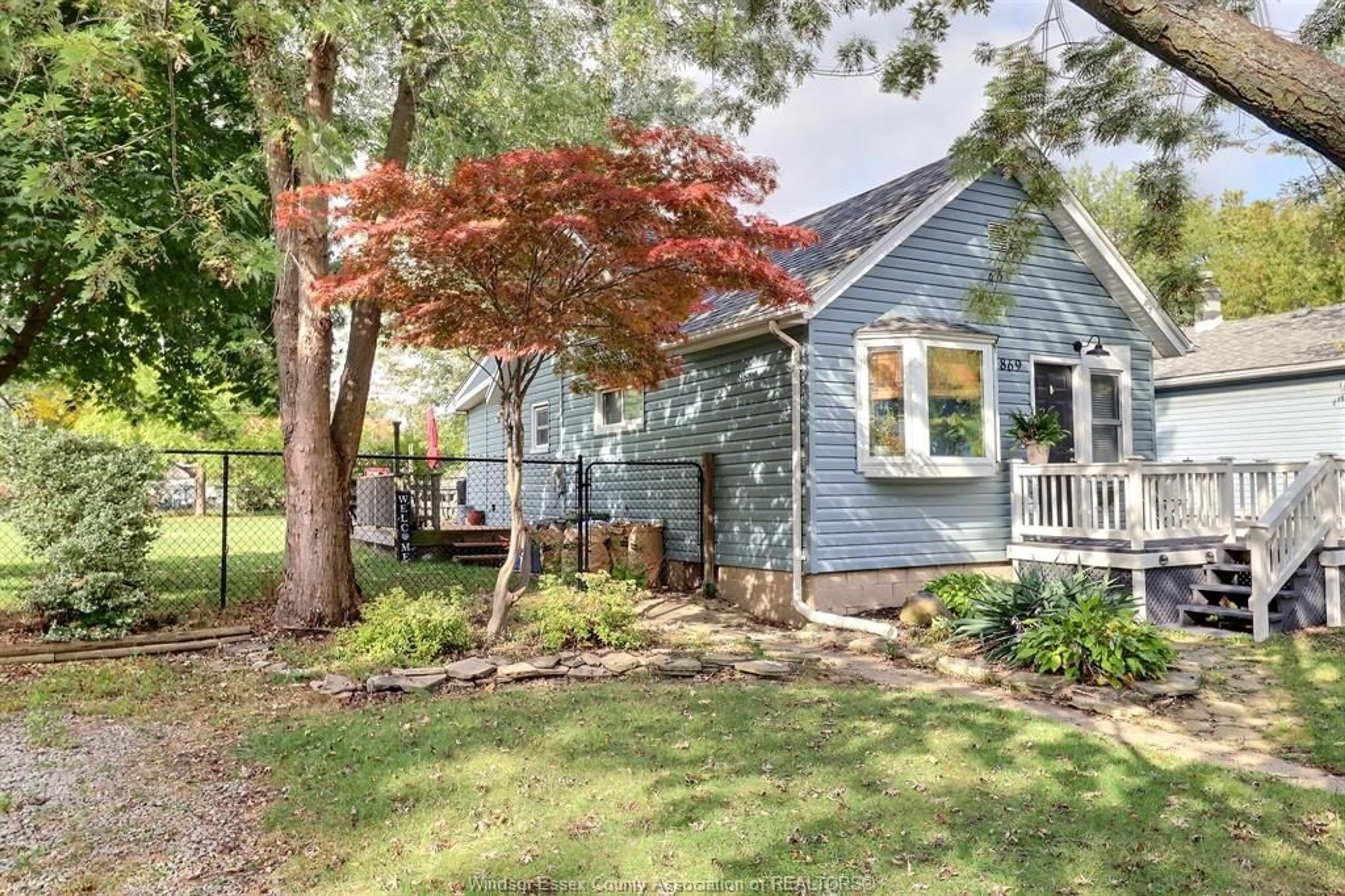 Home with vinyl exterior material, street for 869 FORD, Windsor Ontario N9S 2E6