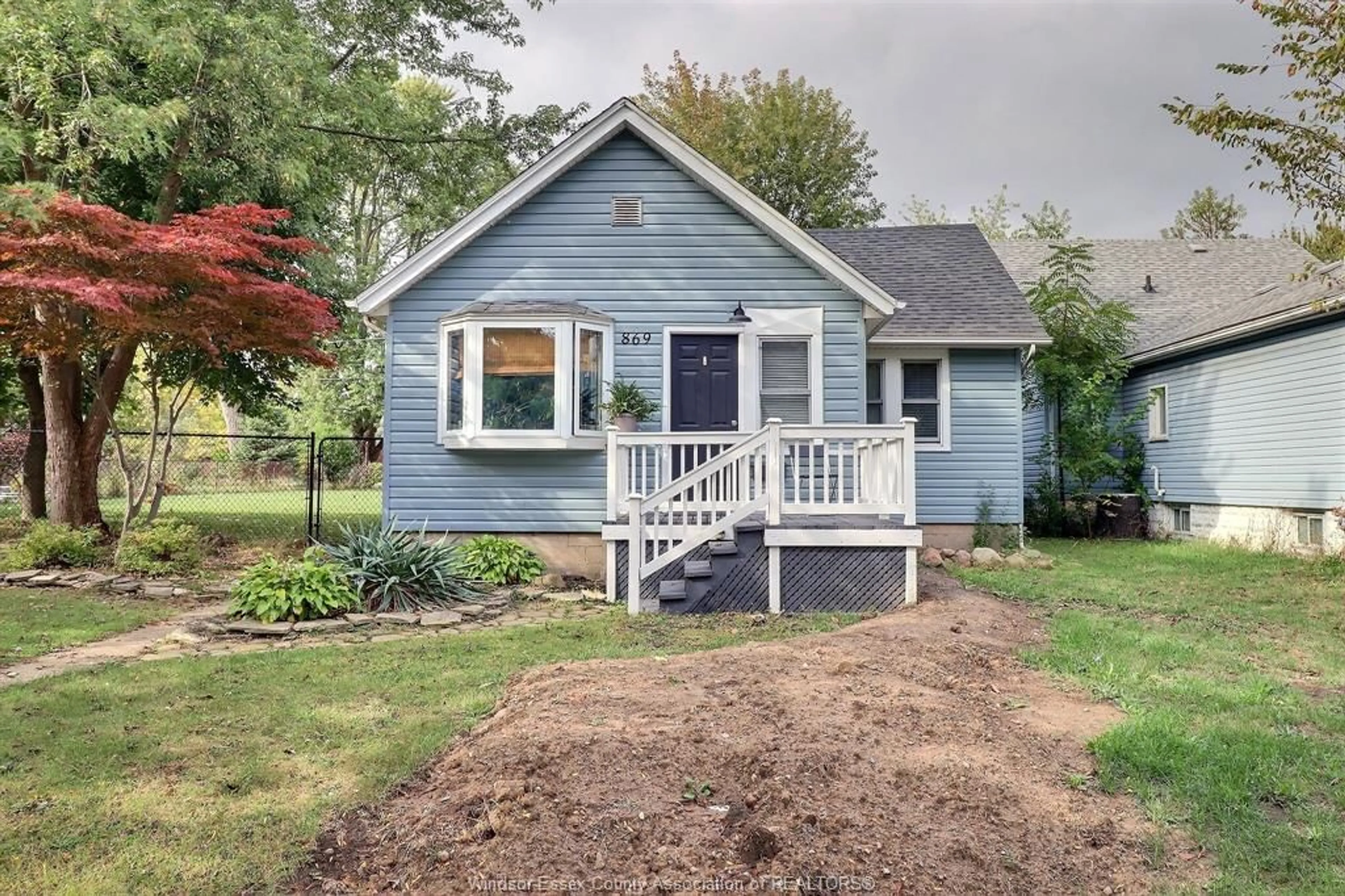 Home with vinyl exterior material, street for 869 FORD, Windsor Ontario N9S 2E6