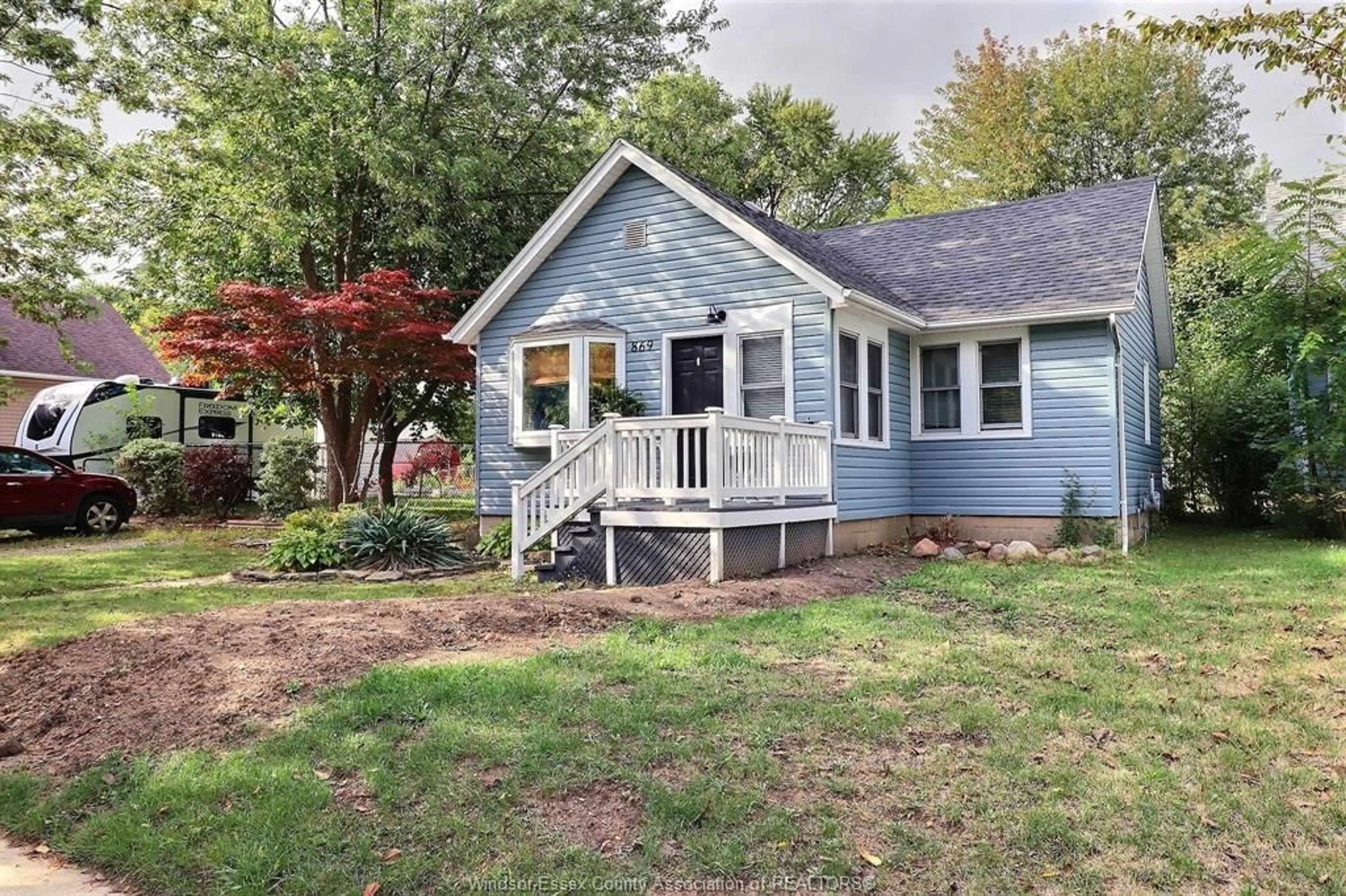 Home with vinyl exterior material, street for 869 FORD, Windsor Ontario N9S 2E6