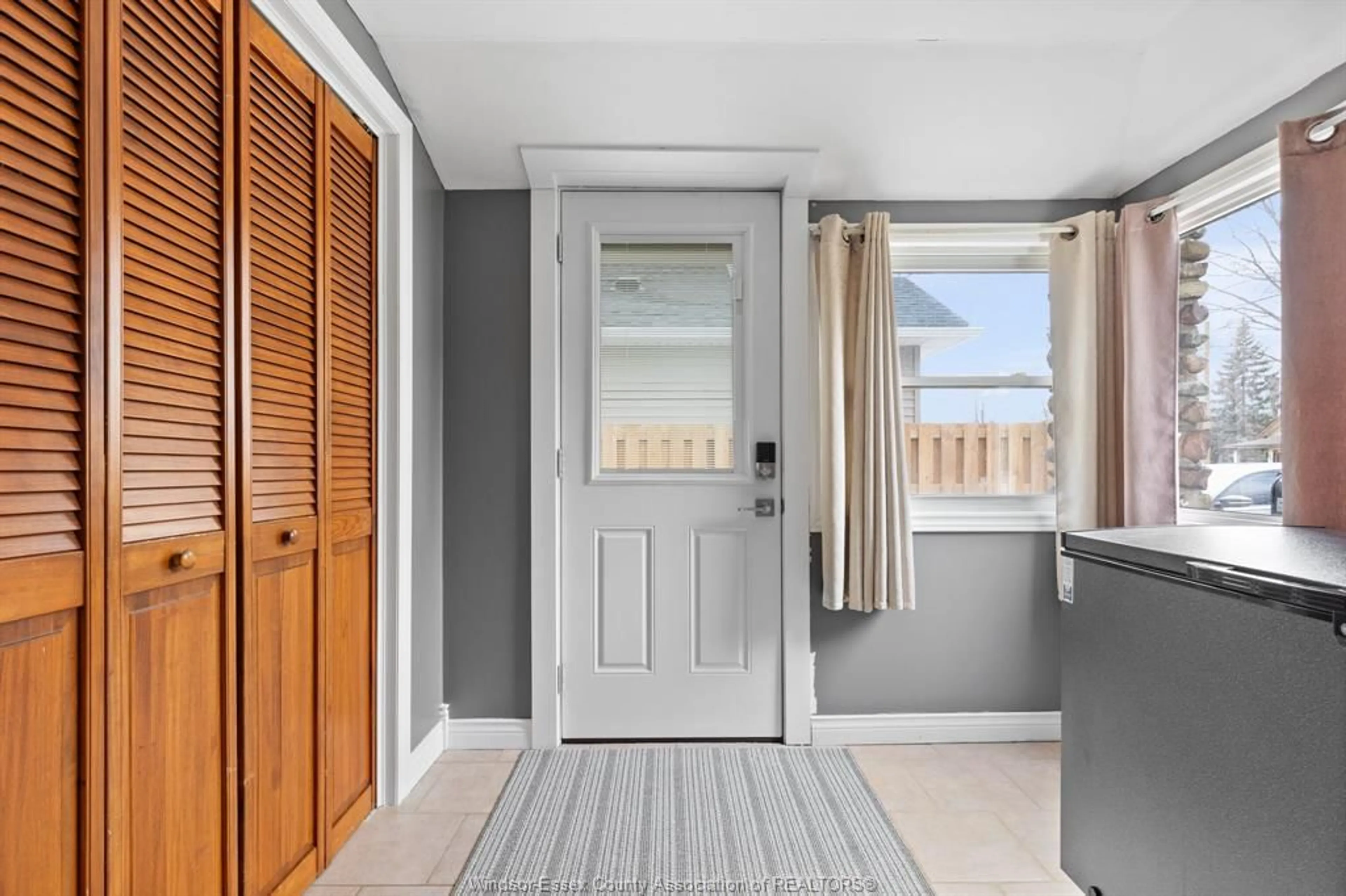 Indoor entryway for 872 ERIE Ave, Kingsville Ontario N9Y 3E1