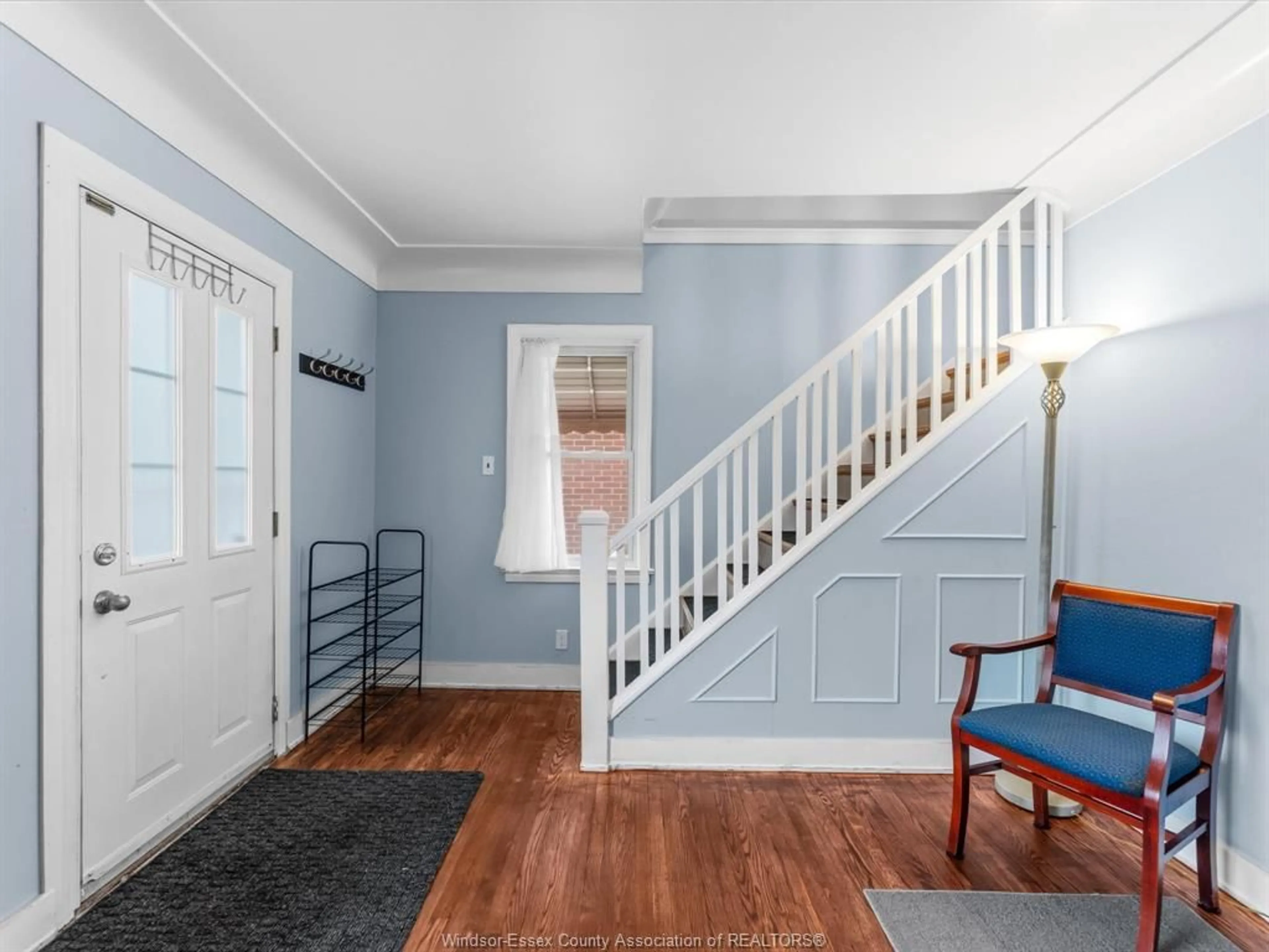 Indoor entryway for 1527 BENJAMIN Ave, Windsor Ontario N8X 4N3