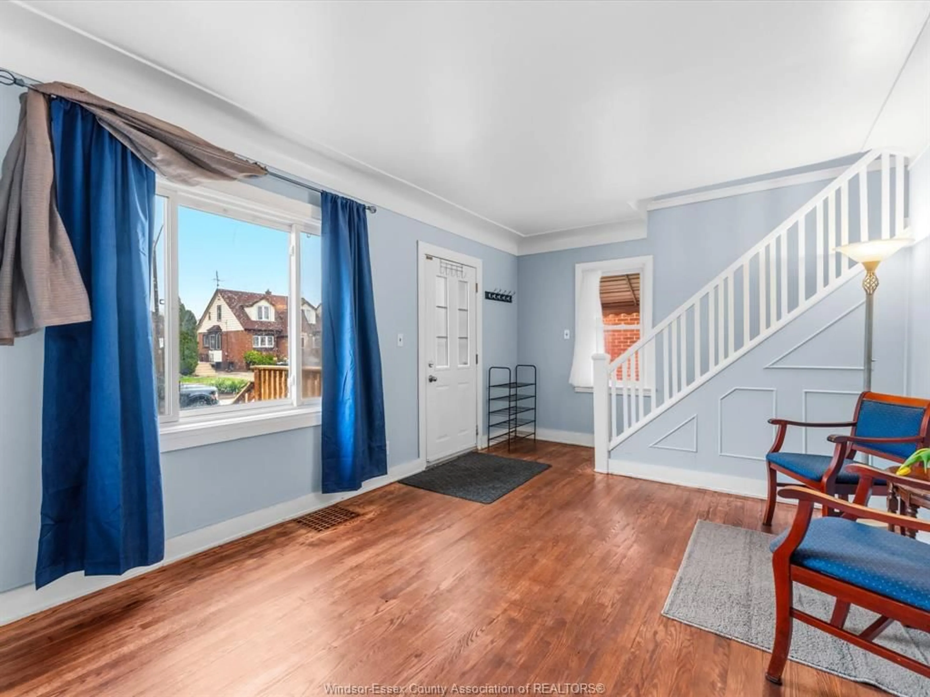 Indoor entryway for 1527 BENJAMIN Ave, Windsor Ontario N8X 4N3