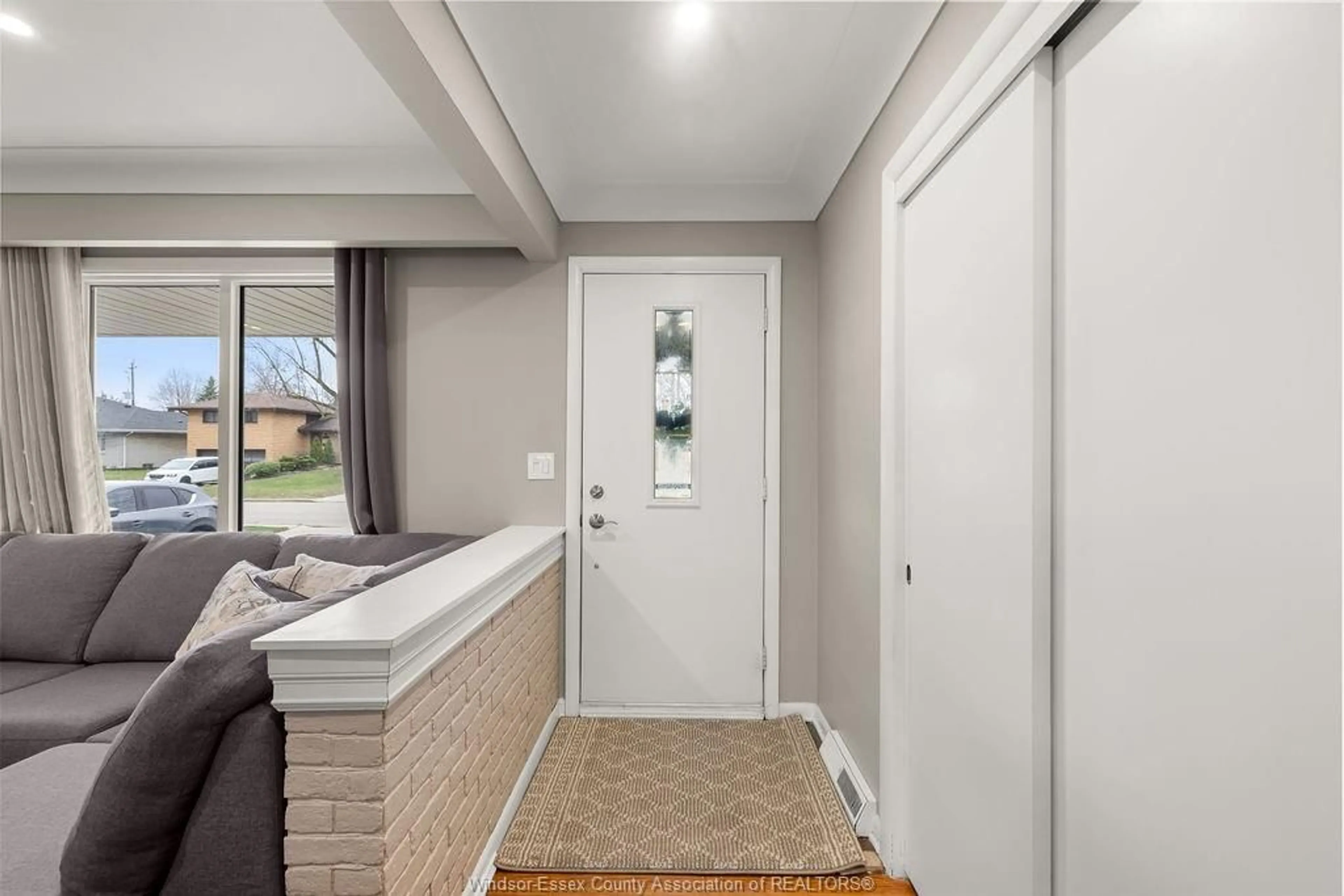 Indoor entryway for 1064 VIRGINIA Ave, Windsor Ontario N8S 2Y7