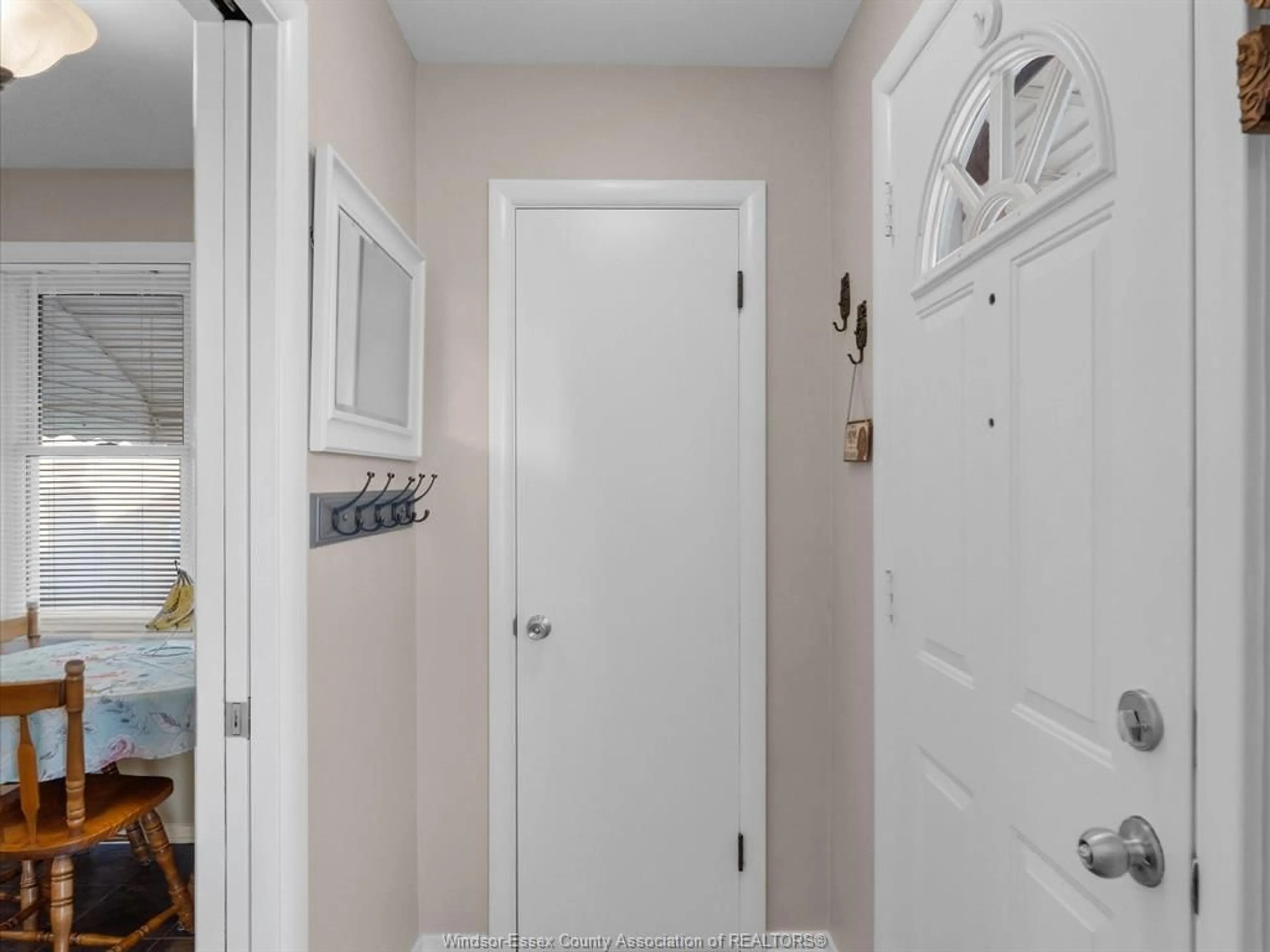 Indoor entryway for 1473 REDWOOD, Windsor Ontario N9C 3P2