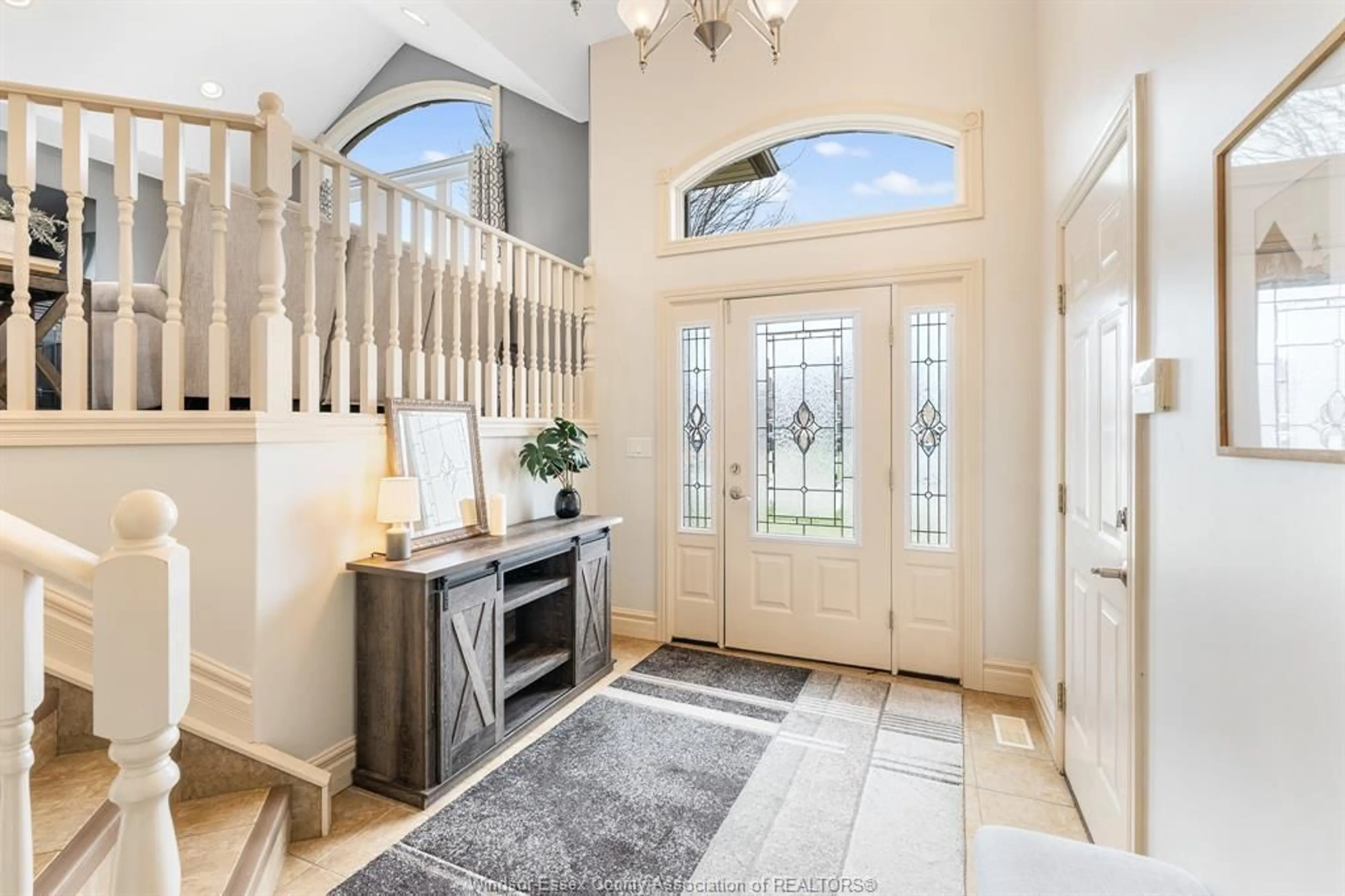 Indoor entryway for 7 Beniuk Crt, Leamington Ontario N8H 5K9