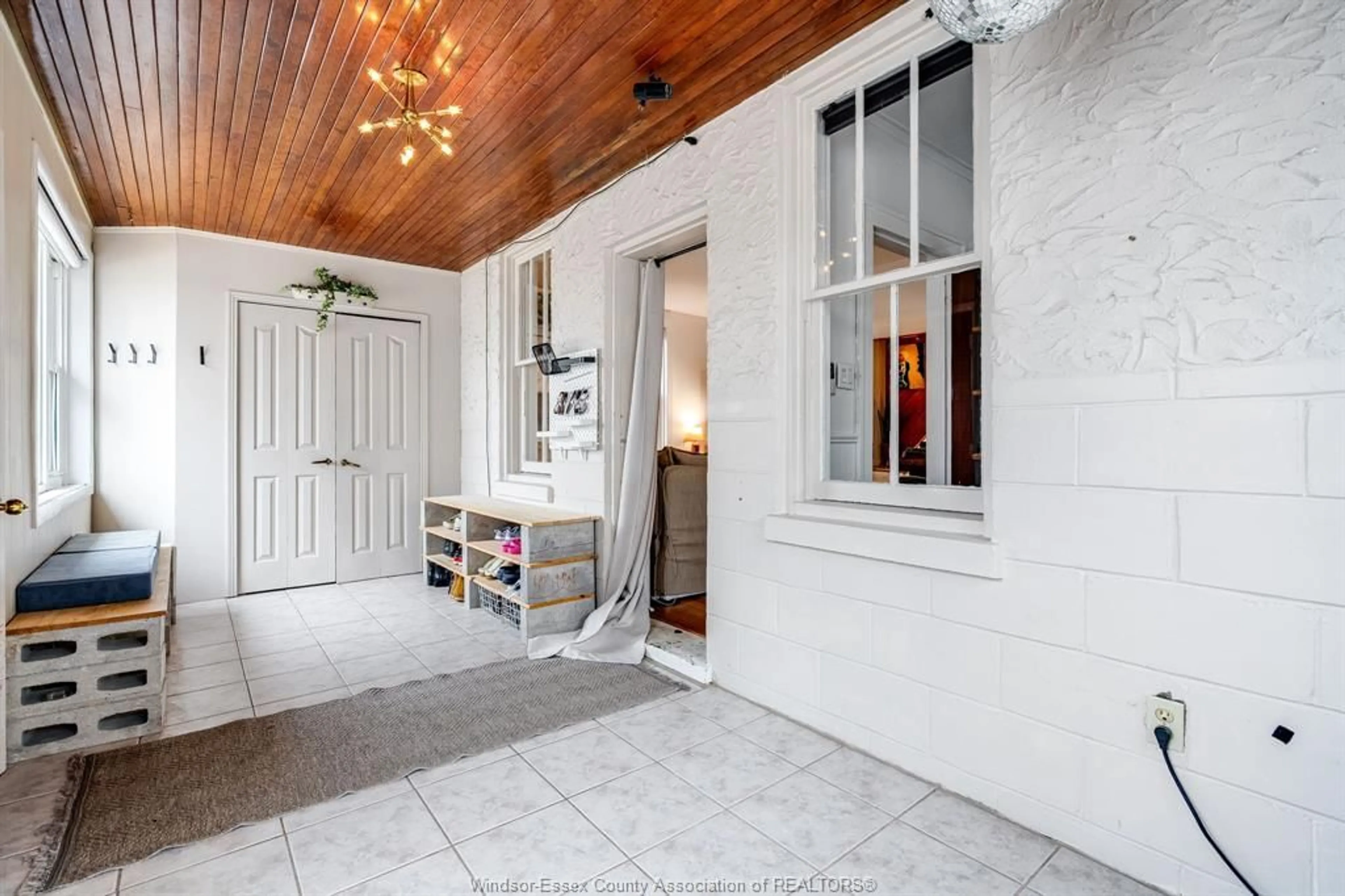 Indoor entryway for 544 1st Blvd, Kingsville Ontario N9Y 3V8