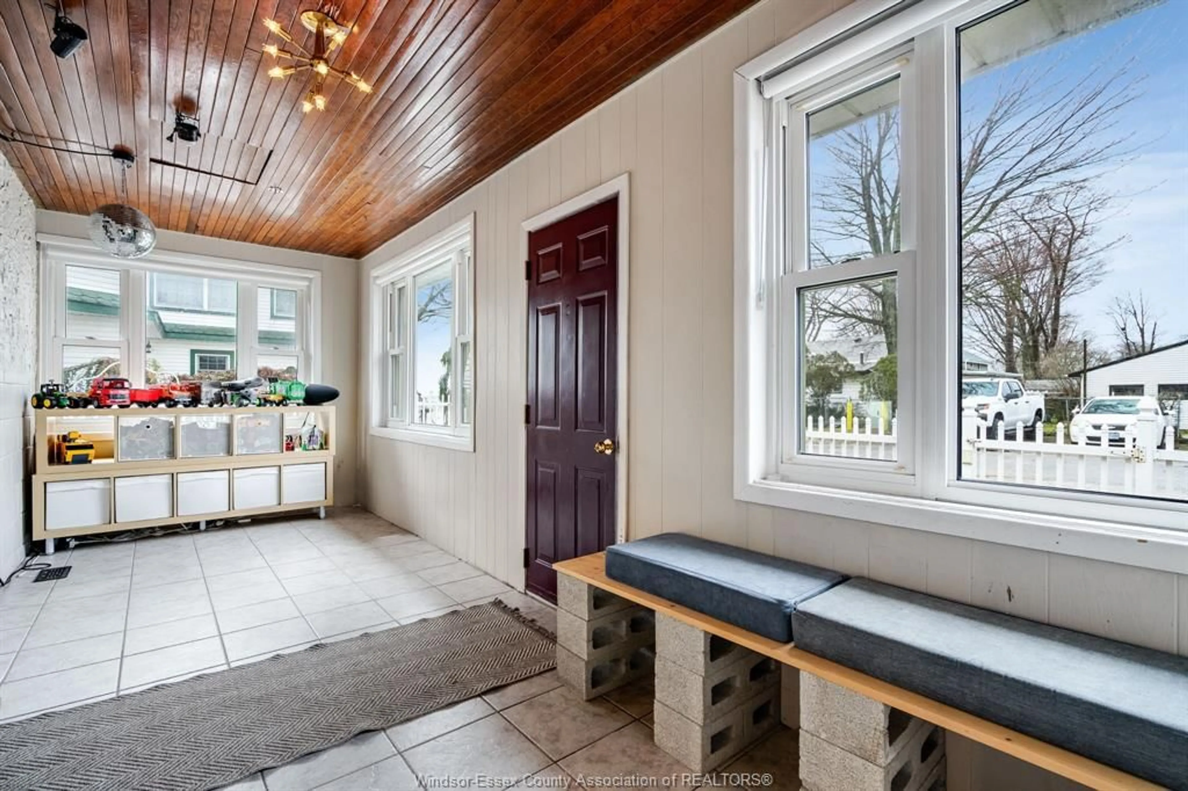 Indoor entryway for 544 1st Blvd, Kingsville Ontario N9Y 3V8