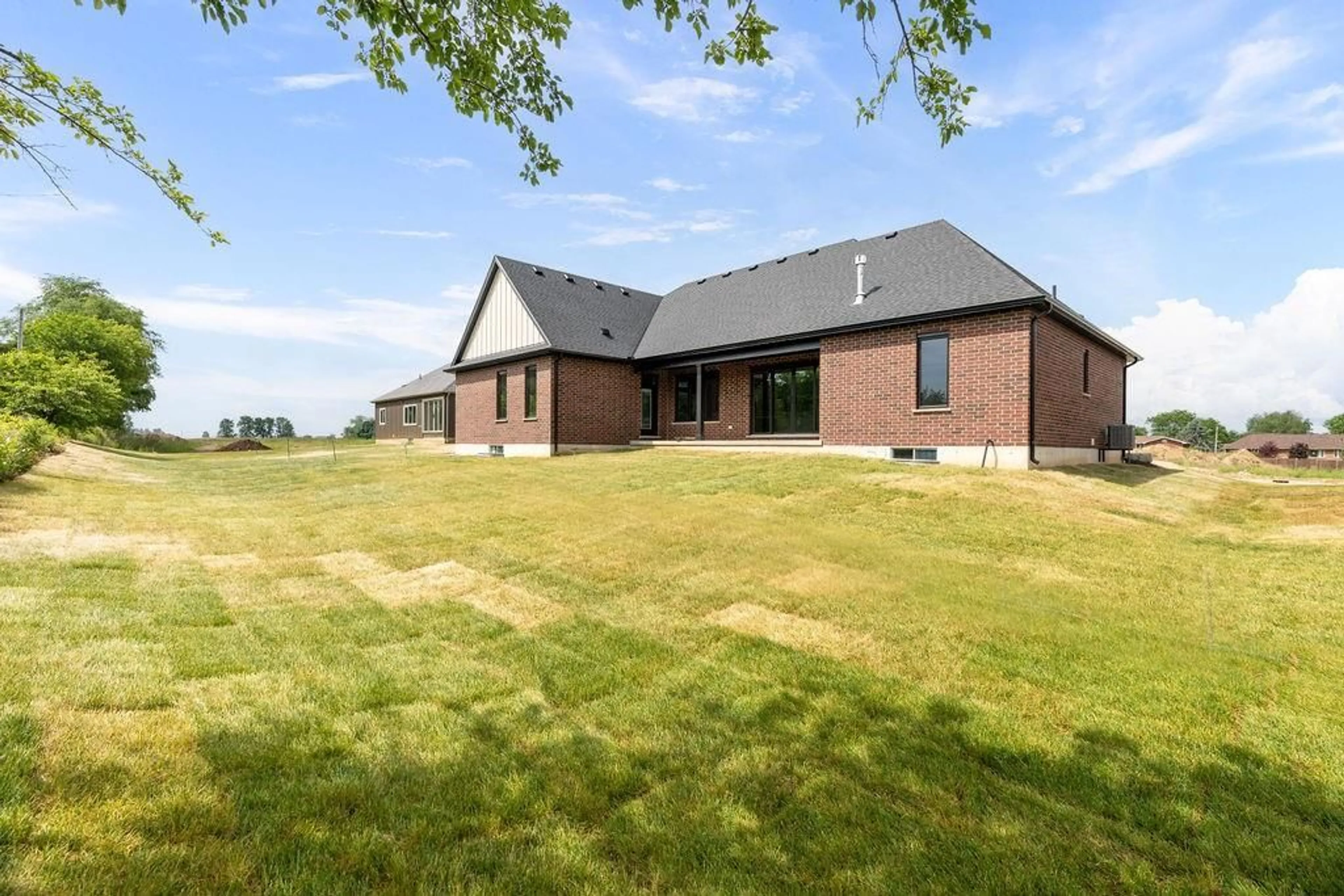 A pic from outside/outdoor area/front of a property/back of a property/a pic from drone, building for 28 ALEXANDER Gate, Lambton Shores Ontario N0M 1B0