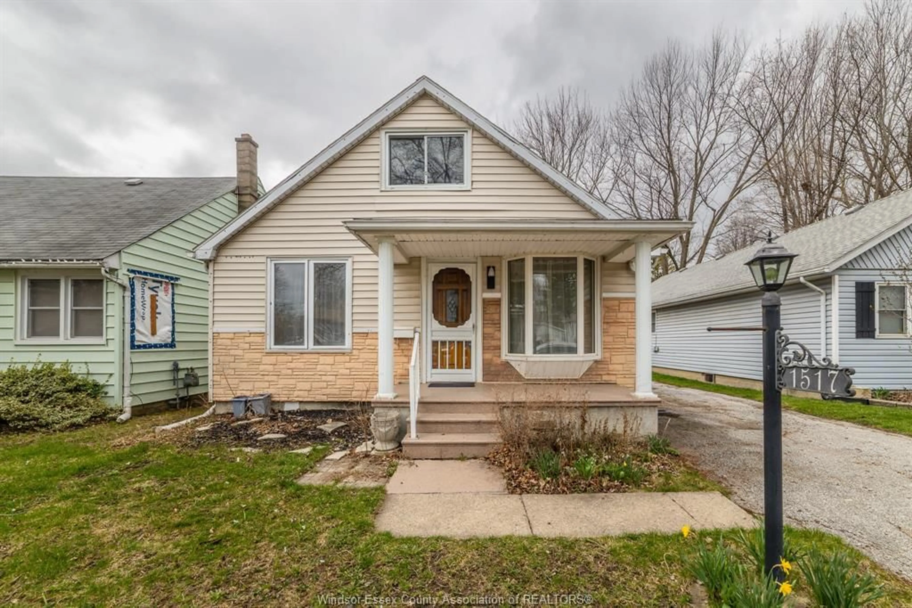 Home with vinyl exterior material, street for 1517 WESTMINSTER Blvd, Windsor Ontario N8T 1W8