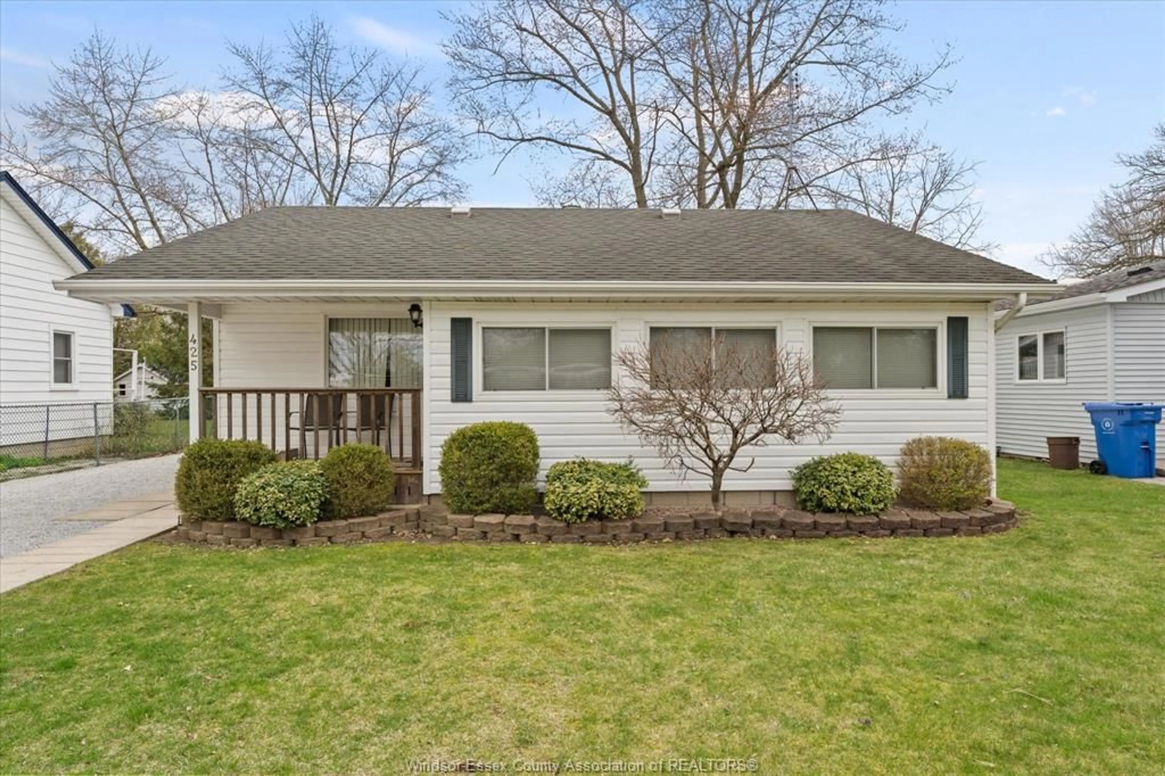 Home with vinyl exterior material, street for 425 KING St, Amherstburg Ontario N9V 2E4