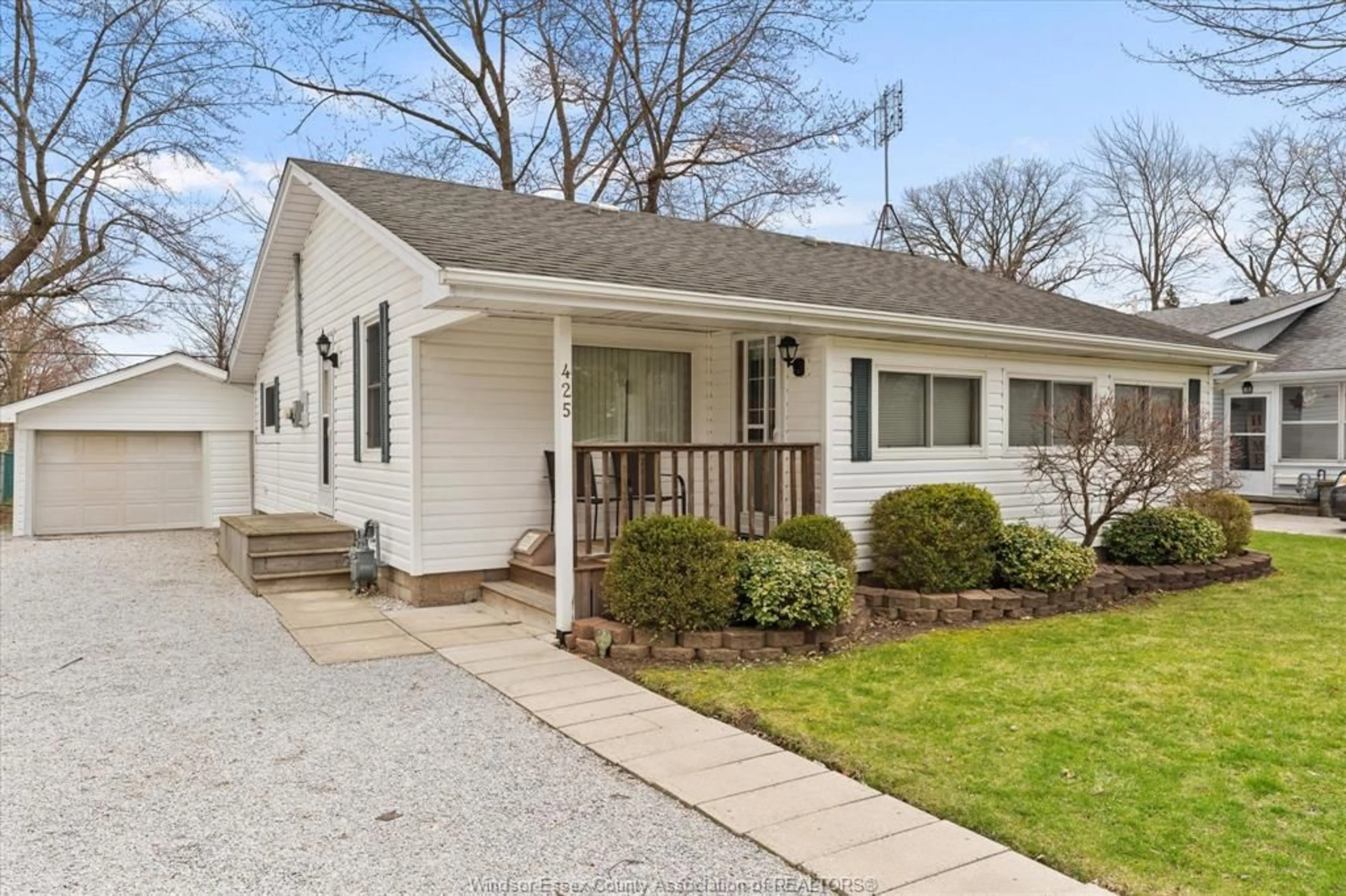 Home with vinyl exterior material, street for 425 KING St, Amherstburg Ontario N9V 2E4