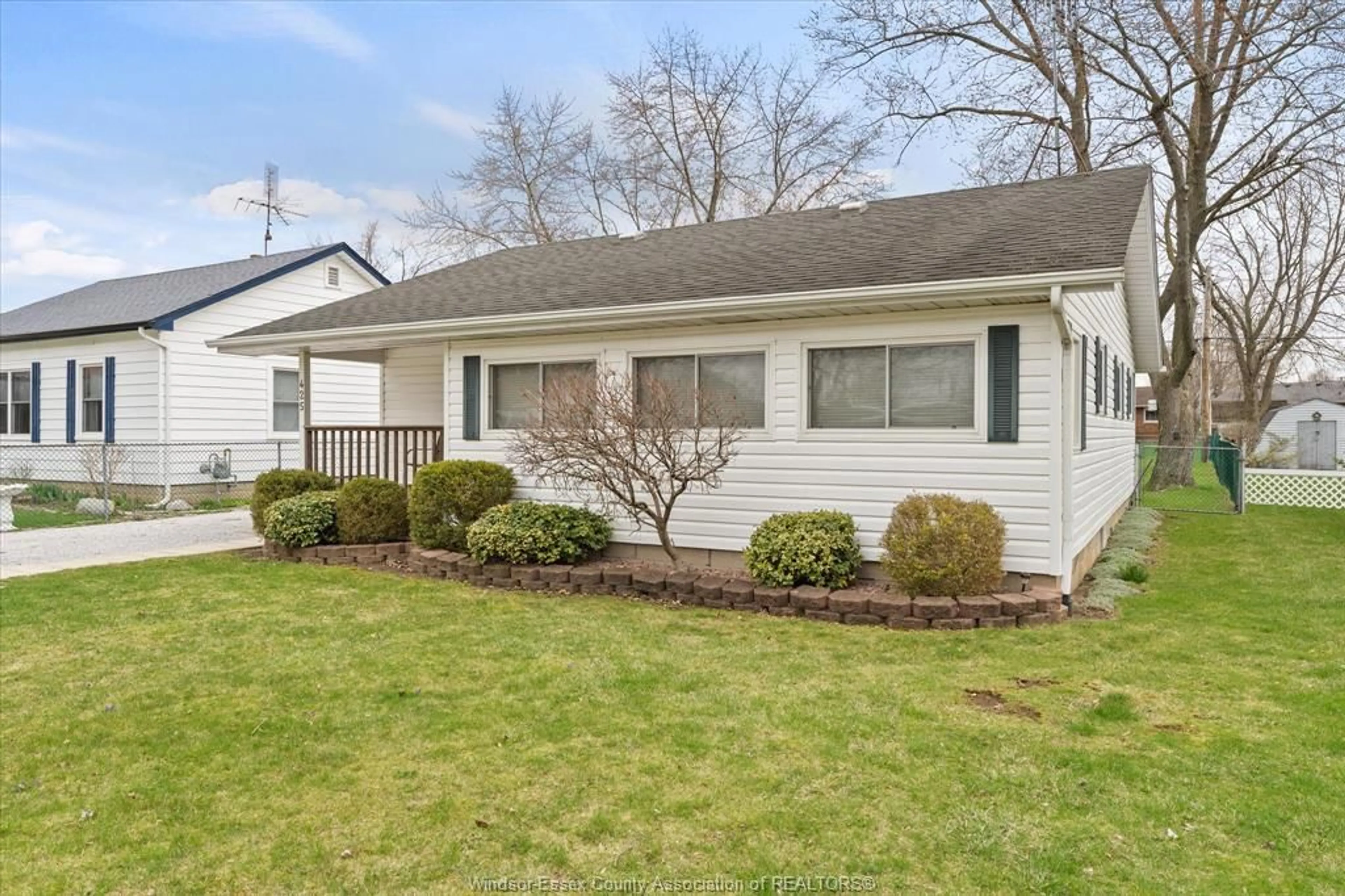 Home with vinyl exterior material, street for 425 KING St, Amherstburg Ontario N9V 2E4