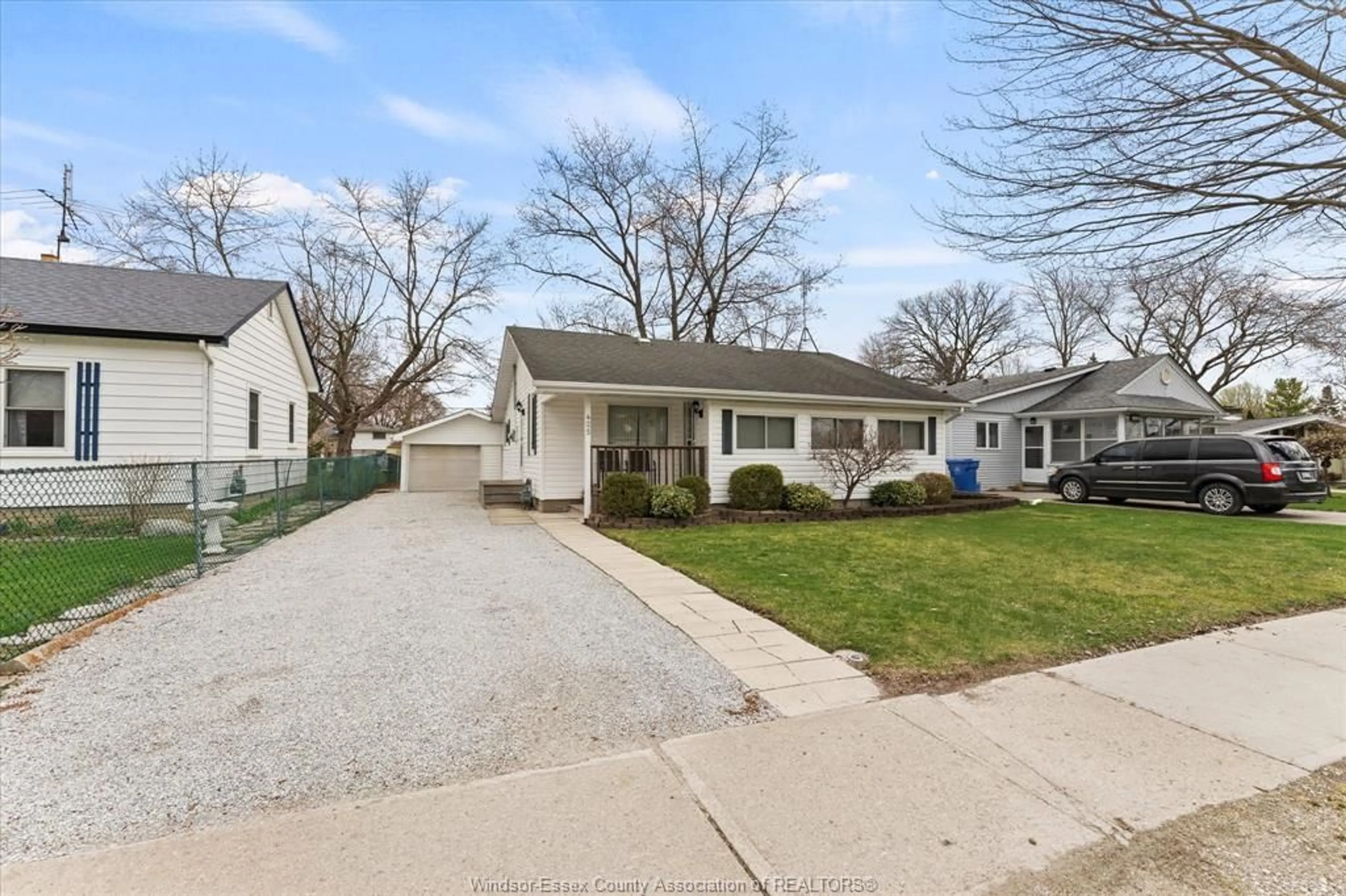 A pic from outside/outdoor area/front of a property/back of a property/a pic from drone, street for 425 KING St, Amherstburg Ontario N9V 2E4