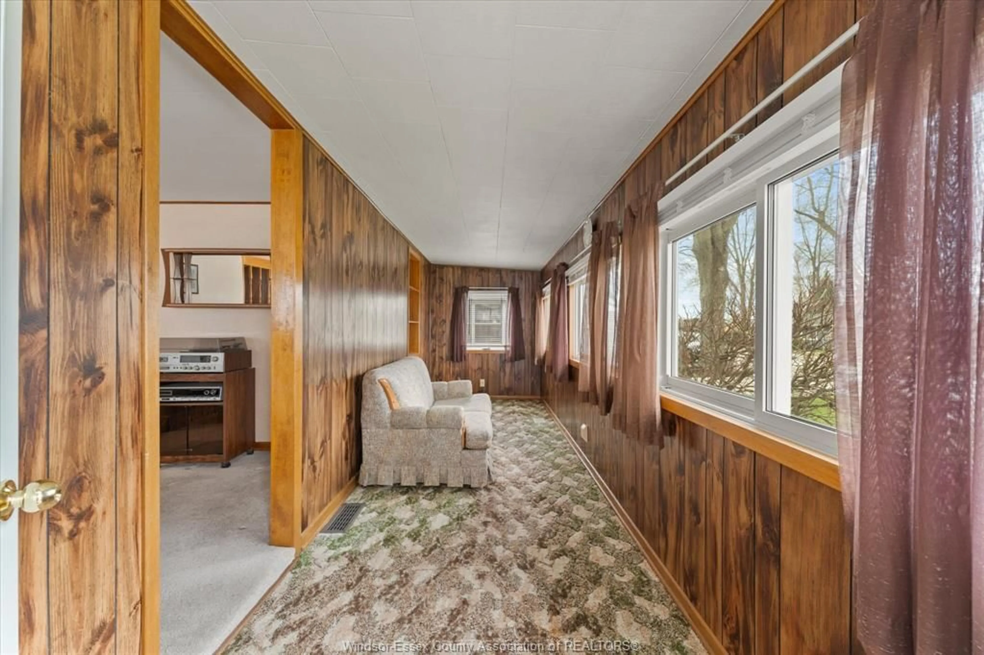 Indoor foyer for 425 KING St, Amherstburg Ontario N9V 2E4